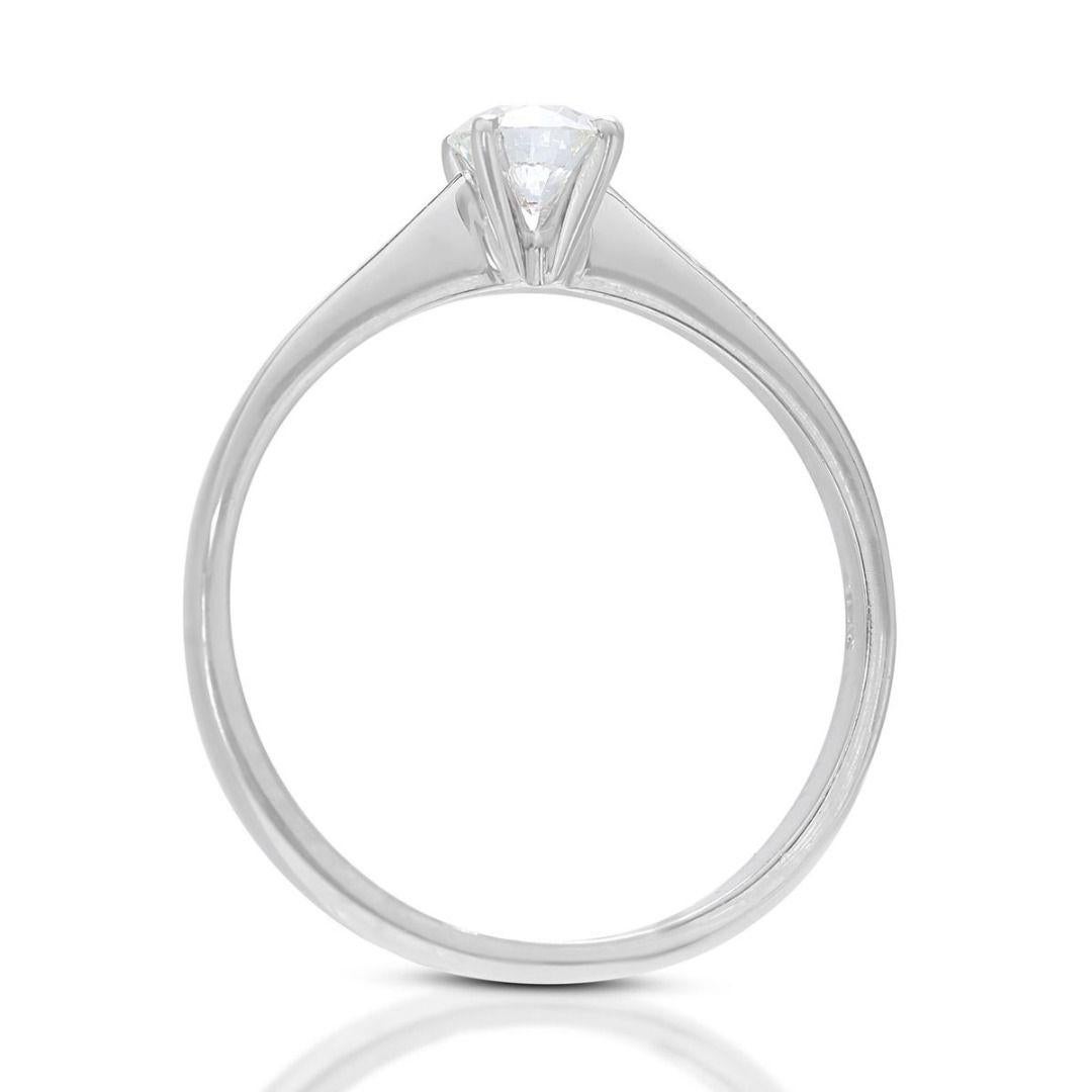 Gorgeous 0.31ct Solitaire Diamond Ring set in Elegant 18K White Gold For Sale 1