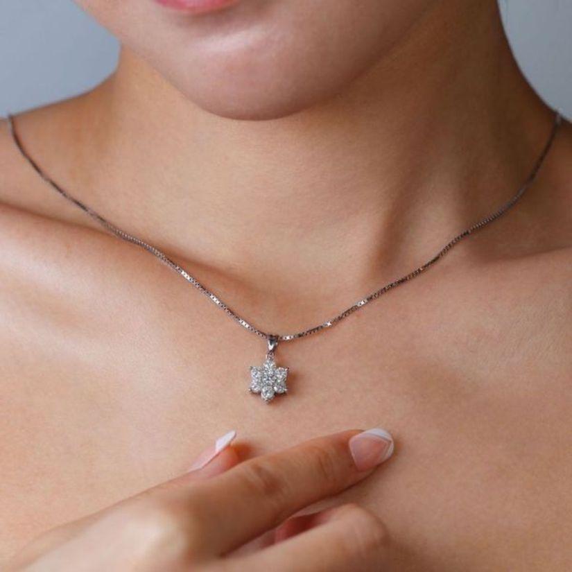 Dieser atemberaubende Anhänger aus elegantem 14-karätigem Weißgold ist mit sieben exquisiten runden Naturdiamanten geschmückt. Die Hauptsteine mit einem Gesamtgewicht von 0,88 Karat haben einen schönen H-Farbgrad und SI-Klarheitsgrad und strahlen