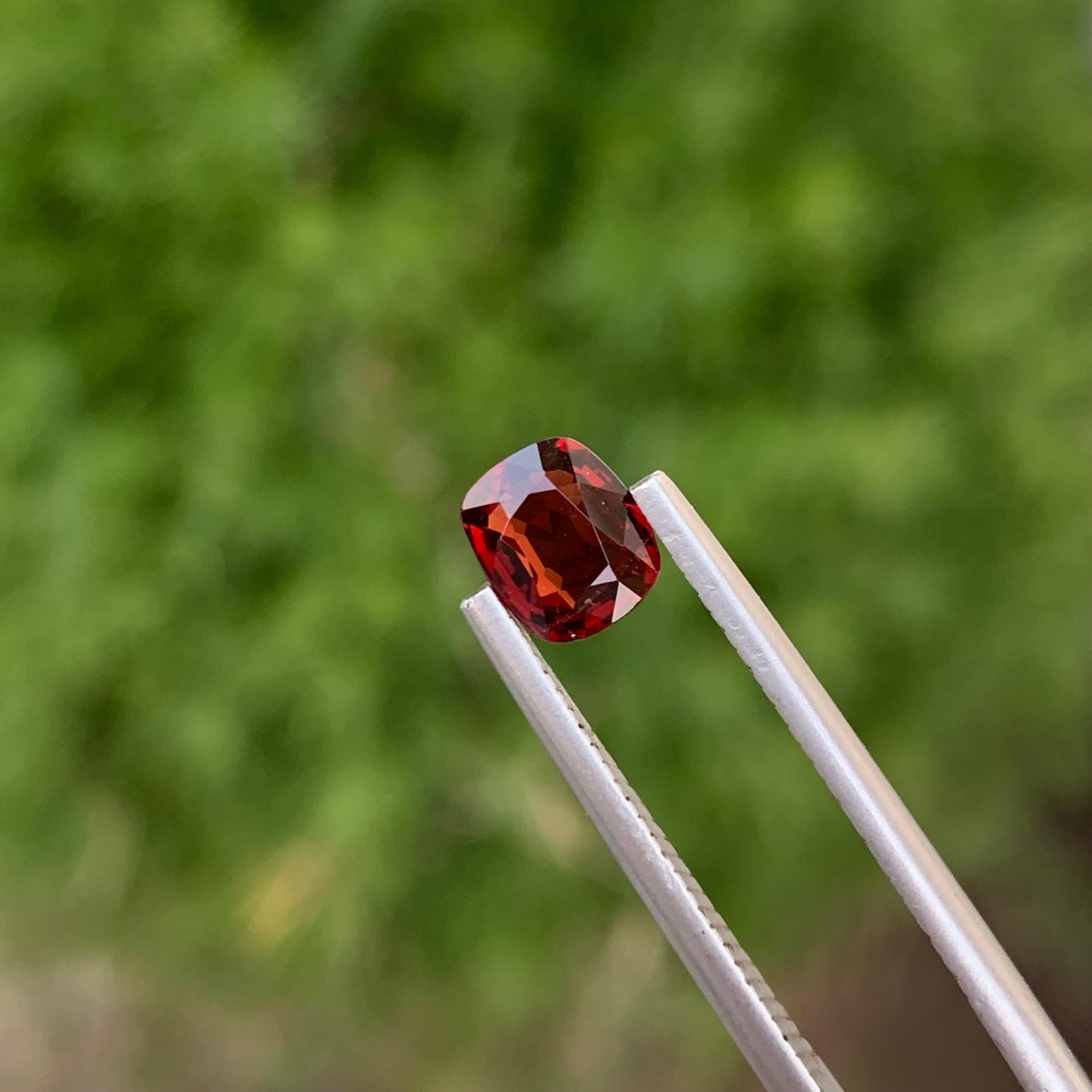 Gorgeous 1.05 Carats Natural Red Burmese Loose Spinel Ring Gem  In New Condition For Sale In Peshawar, PK