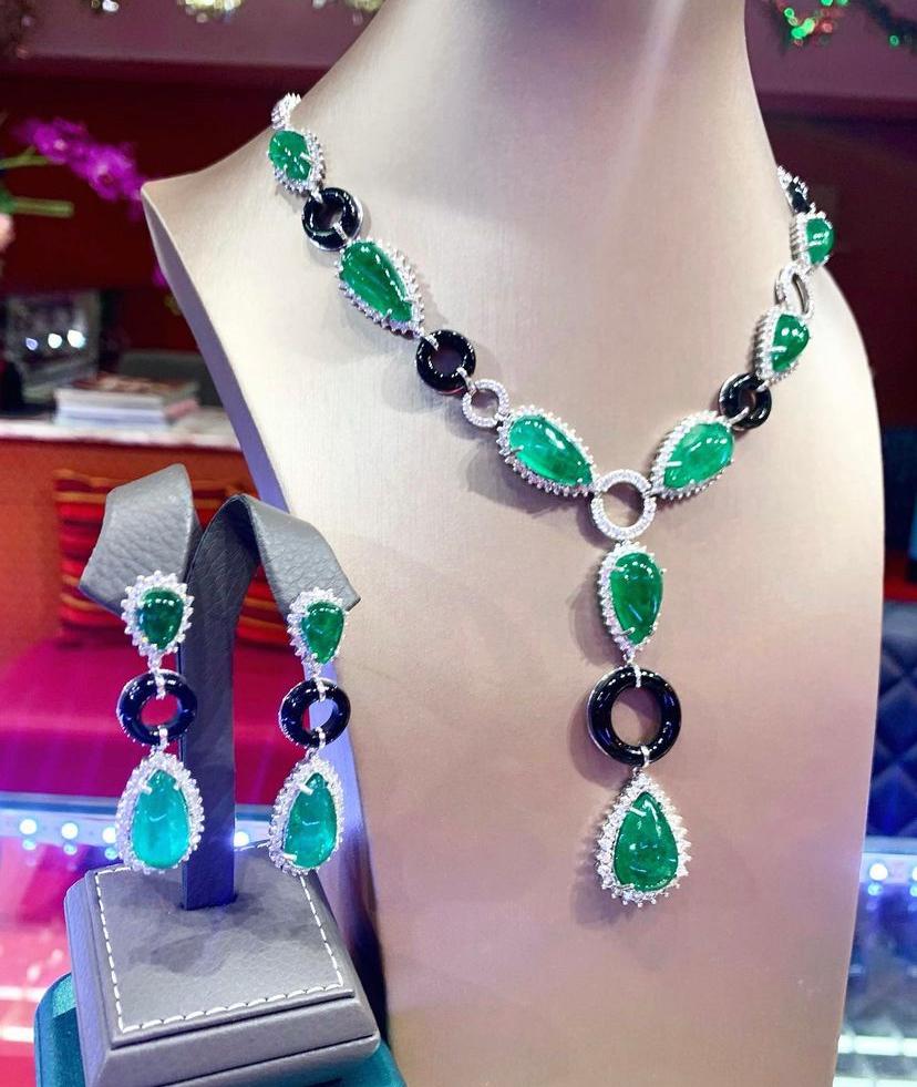 An exquisite sophisticated and glamour design , so adorable and elegant, by Italian designer.
Parure come in 18k gold , is complete of earrings and necklace.
Earrings come in 18k gold with 4 pieces of natural Zambian emeralds of 22 carats , in pear