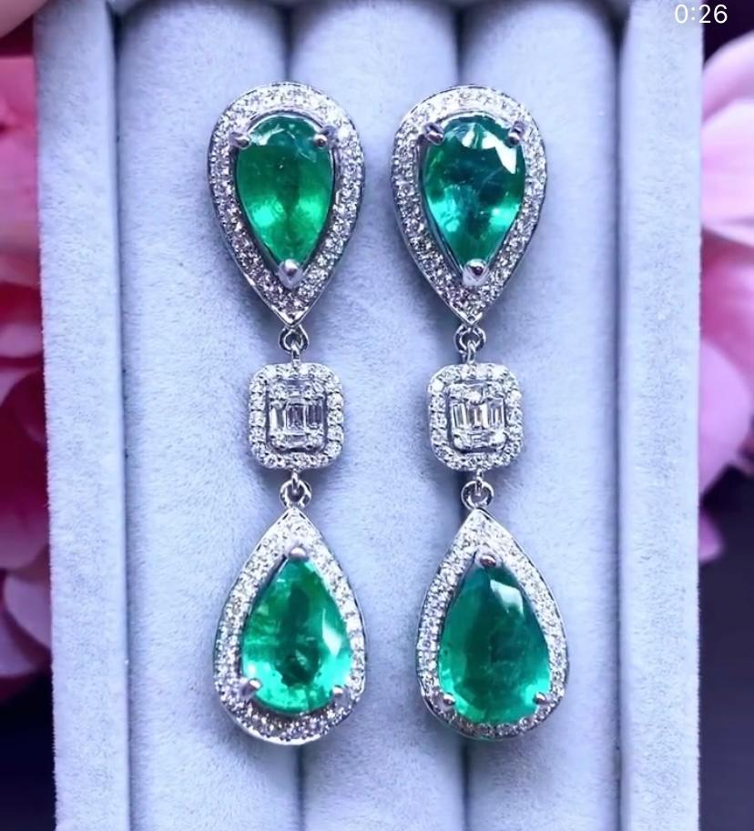 AIG Certified 9.50 Carats Zambian Emeralds  Diamonds 18K Gold Earrings  In New Condition For Sale In Massafra, IT