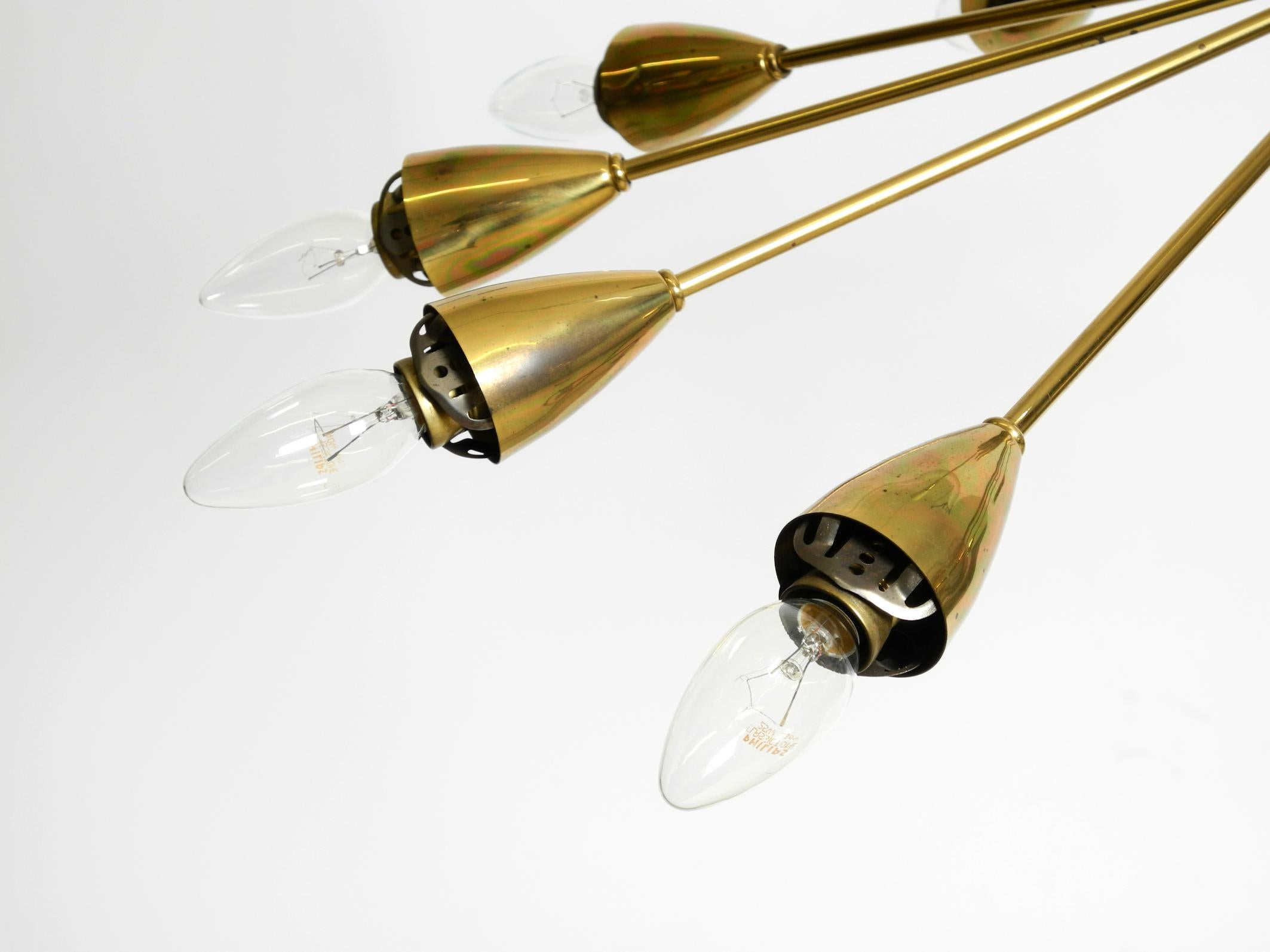 Magnifique lustre XXL en laiton du milieu du siècle à 12 branches avec abat-jour en verre opale en vente 3