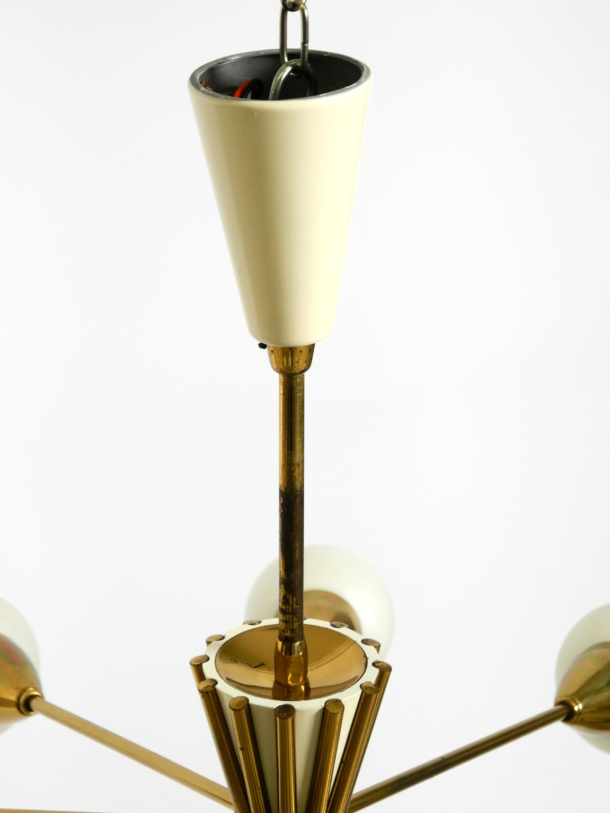 Magnifique lustre XXL en laiton du milieu du siècle à 12 branches avec abat-jour en verre opale en vente 8
