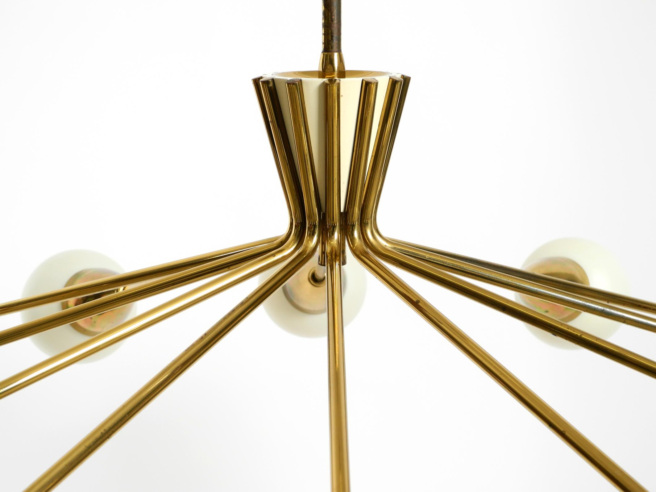 Magnifique lustre XXL en laiton du milieu du siècle à 12 branches avec abat-jour en verre opale en vente 9