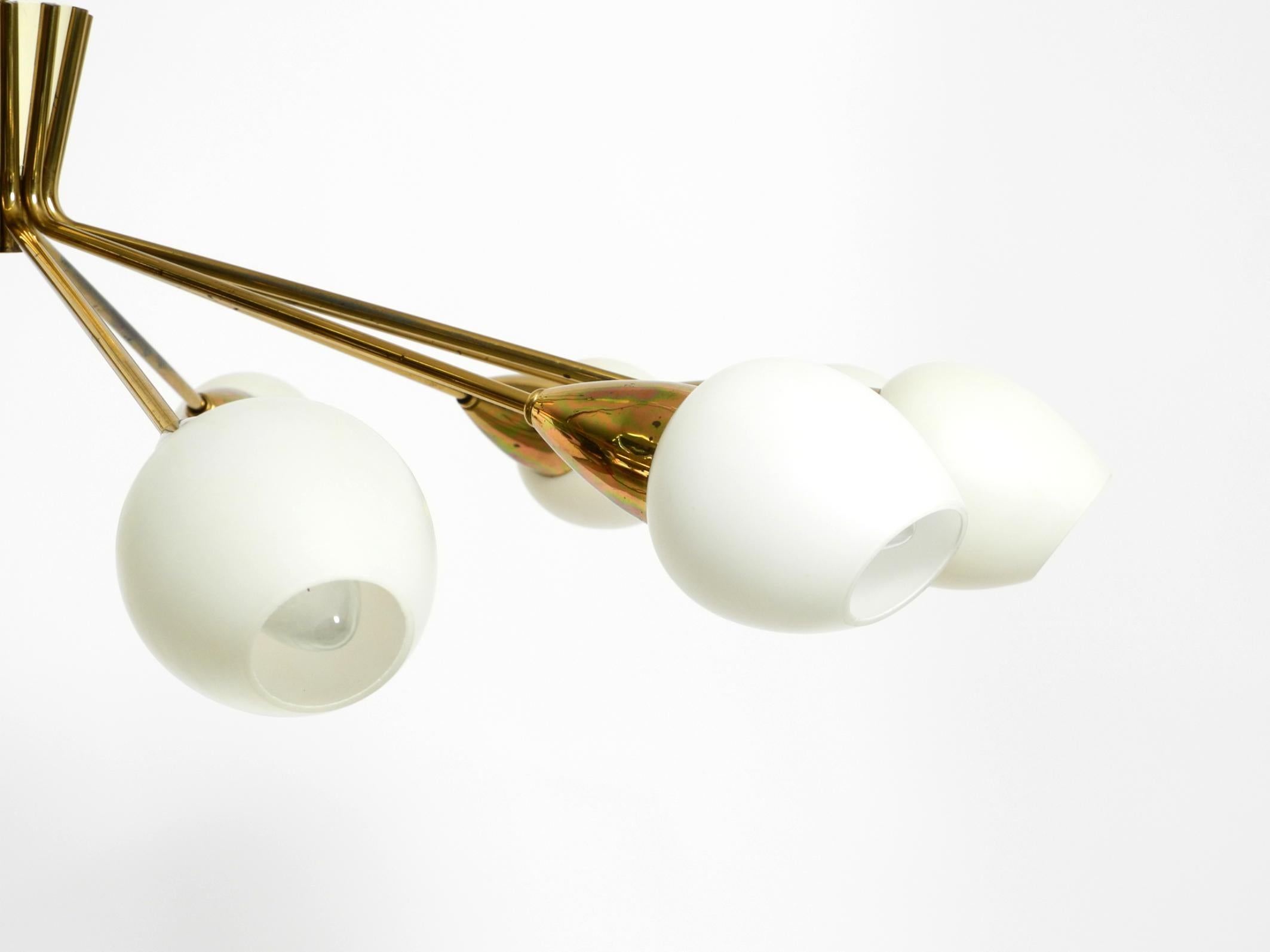 Magnifique lustre XXL en laiton du milieu du siècle à 12 branches avec abat-jour en verre opale en vente 10