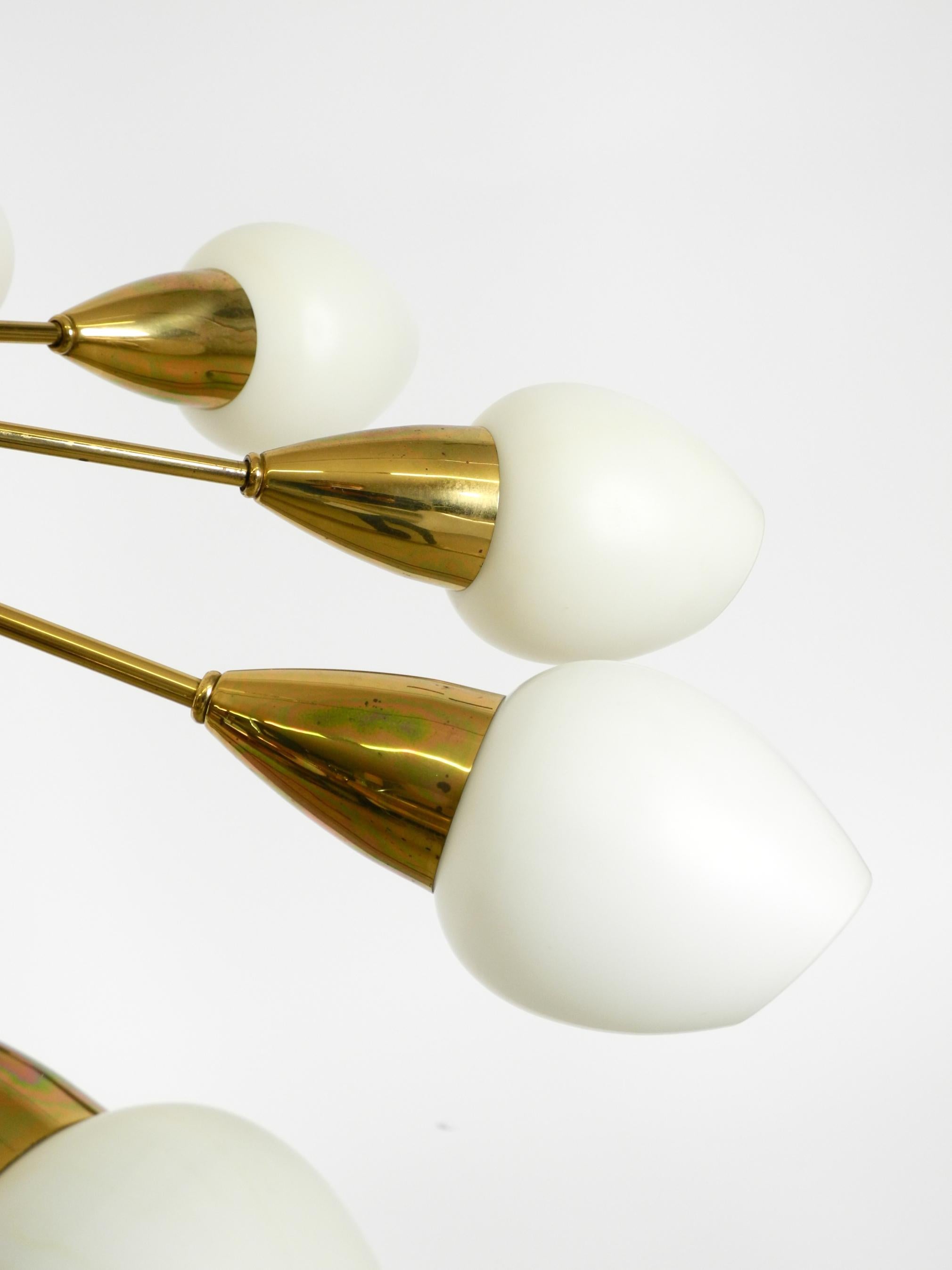 Magnifique lustre XXL en laiton du milieu du siècle à 12 branches avec abat-jour en verre opale en vente 11