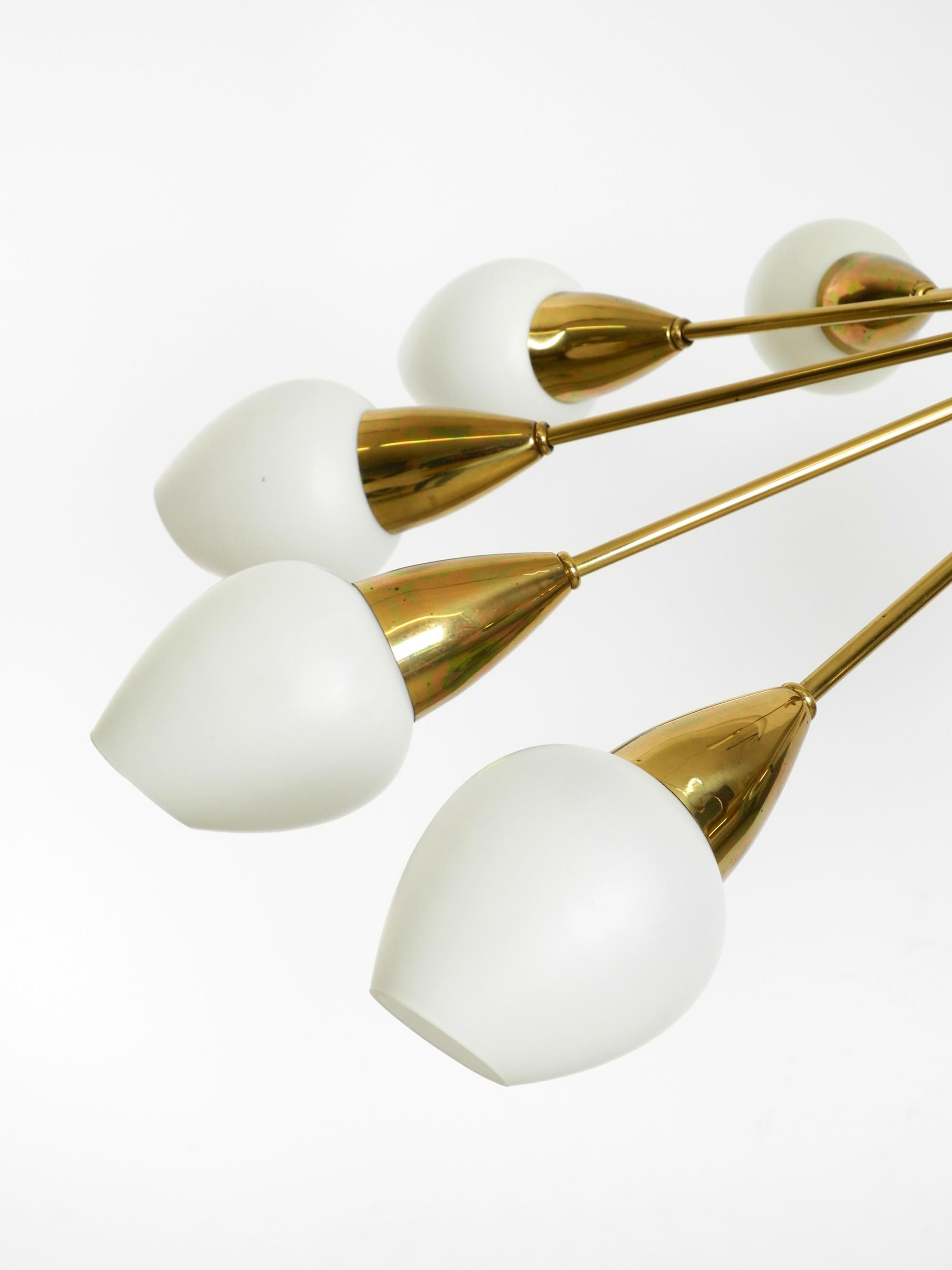 Magnifique lustre XXL en laiton du milieu du siècle à 12 branches avec abat-jour en verre opale en vente 12