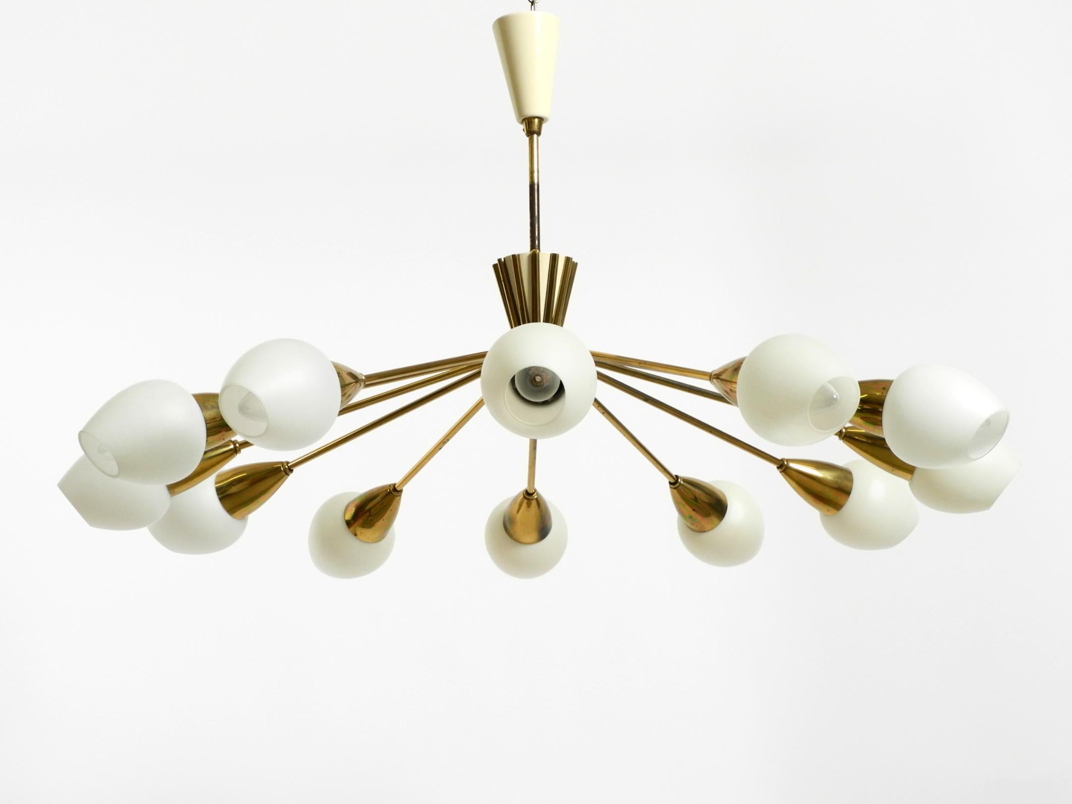 Mid-Century Modern Magnifique lustre XXL en laiton du milieu du siècle à 12 branches avec abat-jour en verre opale en vente