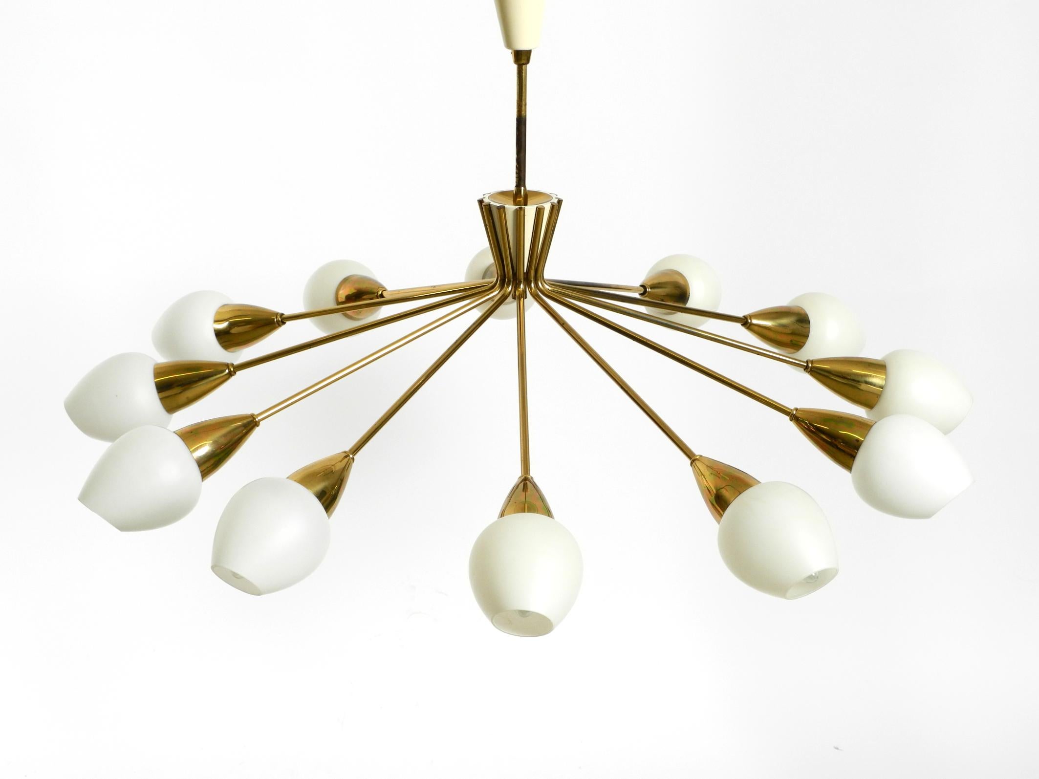 Allemand Magnifique lustre XXL en laiton du milieu du siècle à 12 branches avec abat-jour en verre opale en vente