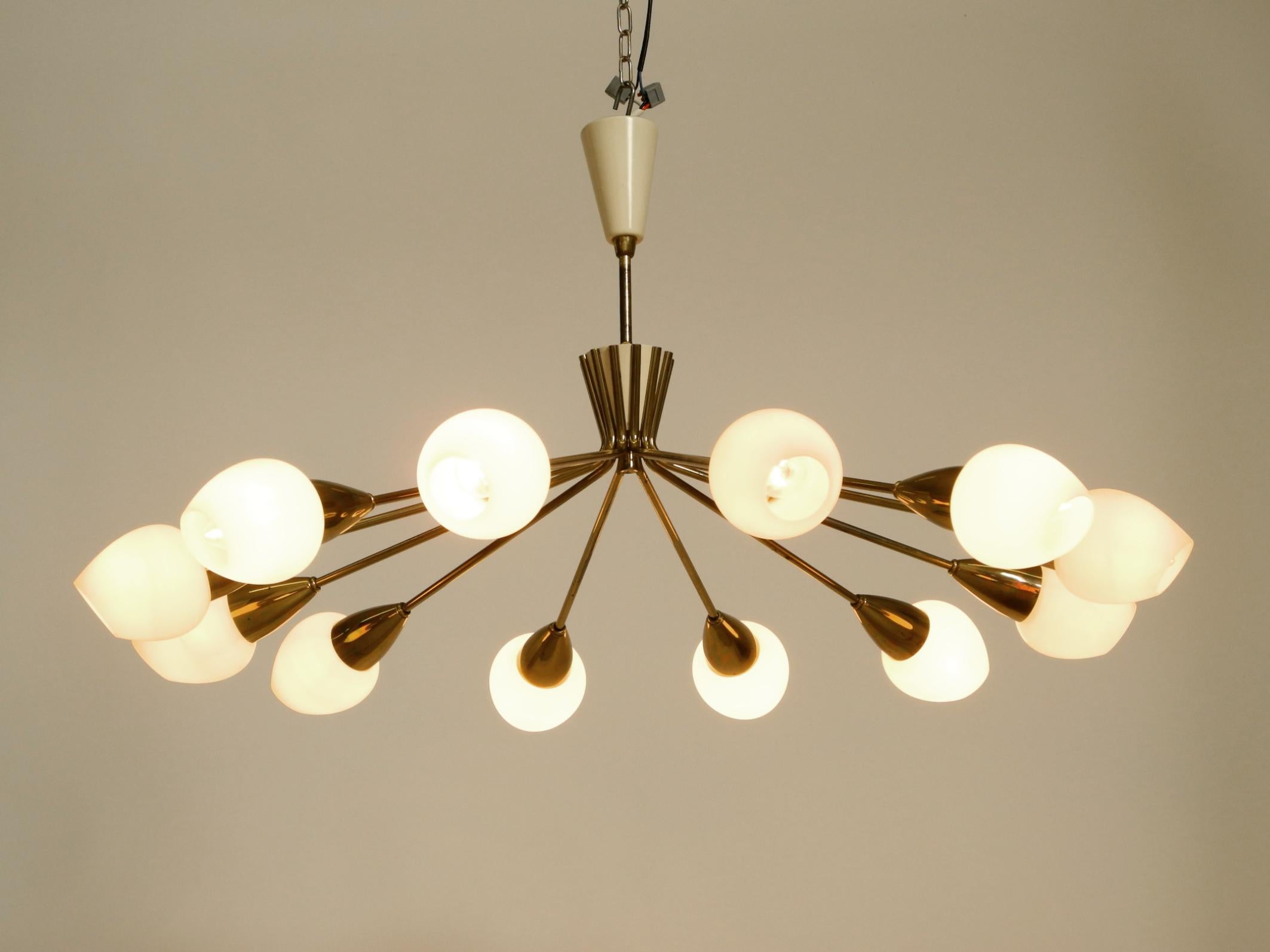 Magnifique lustre XXL en laiton du milieu du siècle à 12 branches avec abat-jour en verre opale Bon état - En vente à München, DE