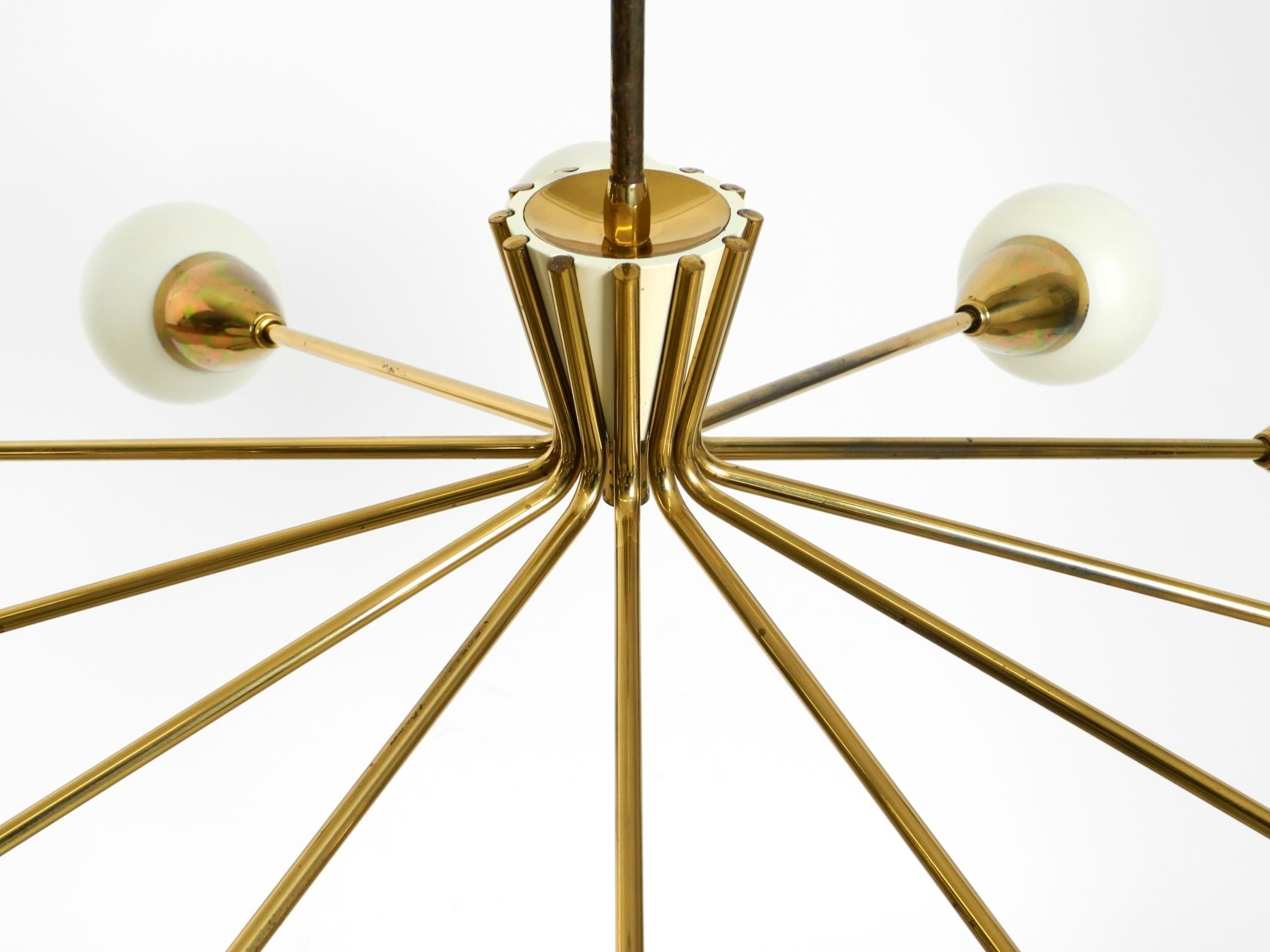 Milieu du XXe siècle Magnifique lustre XXL en laiton du milieu du siècle à 12 branches avec abat-jour en verre opale en vente