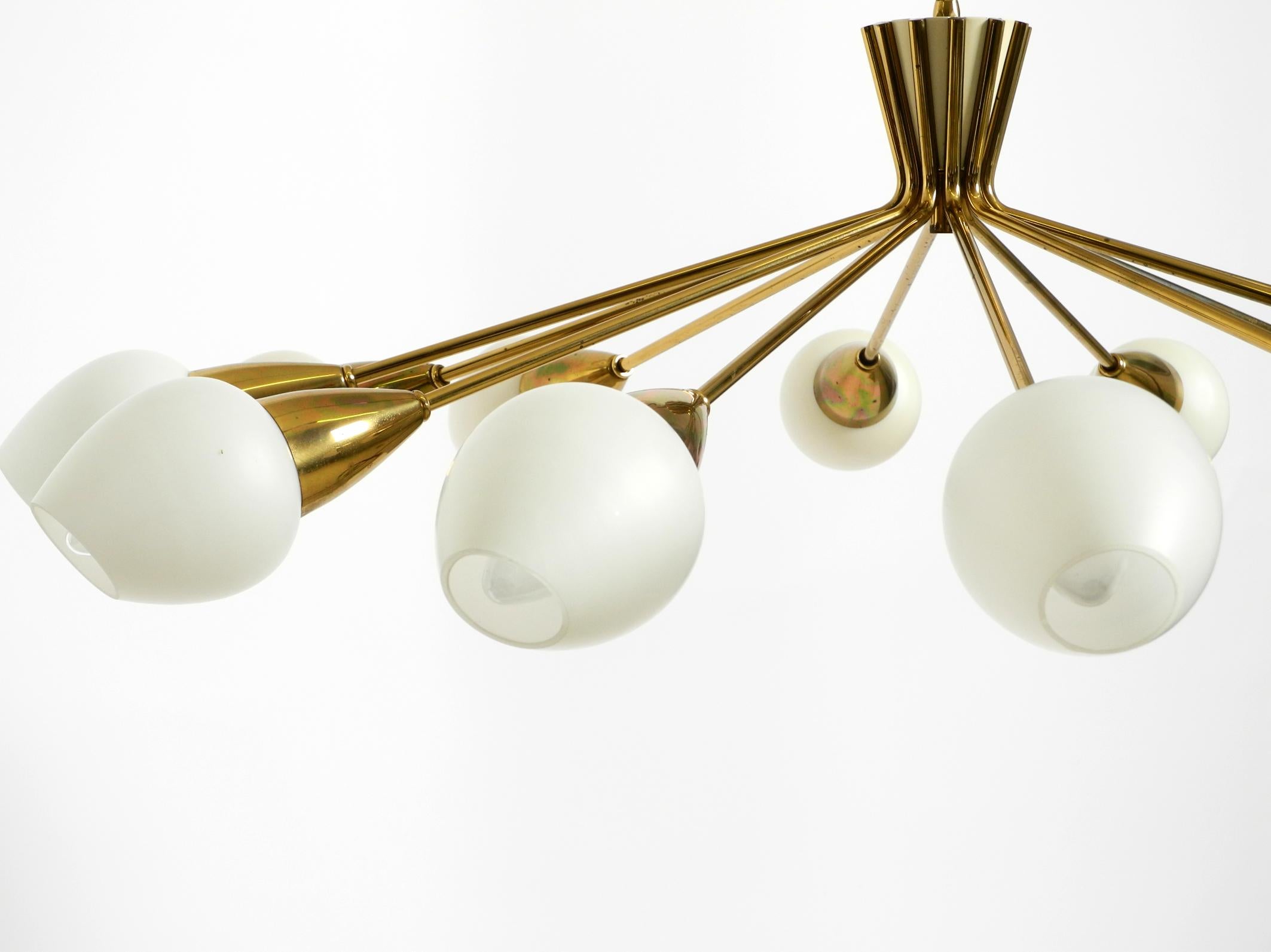 Laiton Magnifique lustre XXL en laiton du milieu du siècle à 12 branches avec abat-jour en verre opale en vente