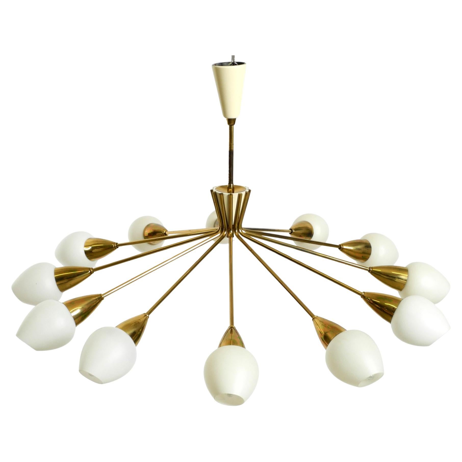 Magnifique lustre XXL en laiton du milieu du siècle à 12 branches avec abat-jour en verre opale en vente
