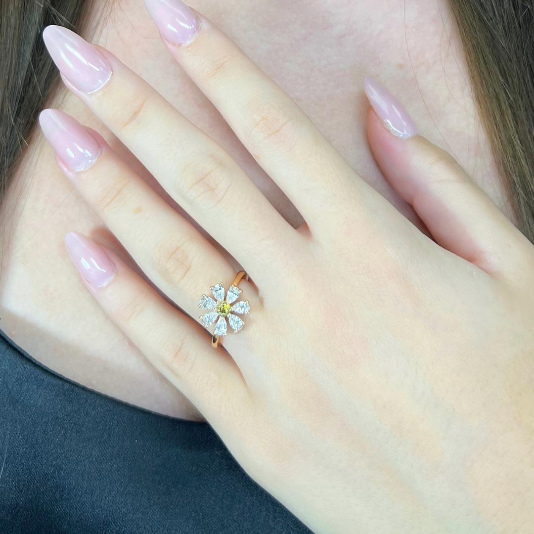 Magnifique bague en forme de fleur en or rose 18k avec 1,23 ct de diamants - certifié IGI

Cette captivante bague en or rose 18 carats met en valeur un rare diamant rond de 0,20 carat dans une riche teinte jaune brun intense. Autour d'elle, six
