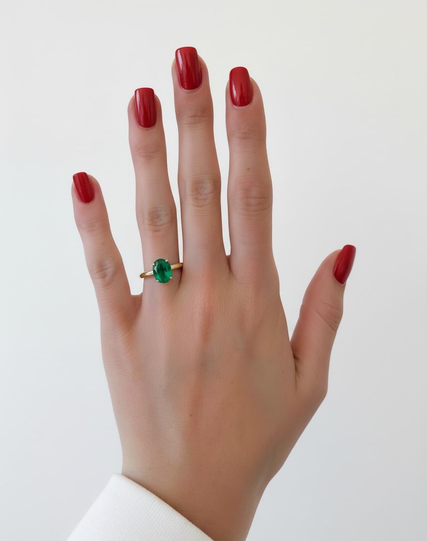 Cette magnifique bague est ornée d'une émeraude naturelle de 1,25 carat sertie dans un design bicolore élégant et moderne en or jaune et blanc 14k. L'émeraude présente une teinte verte riche et brillante qui se détache magnifiquement des tons chauds