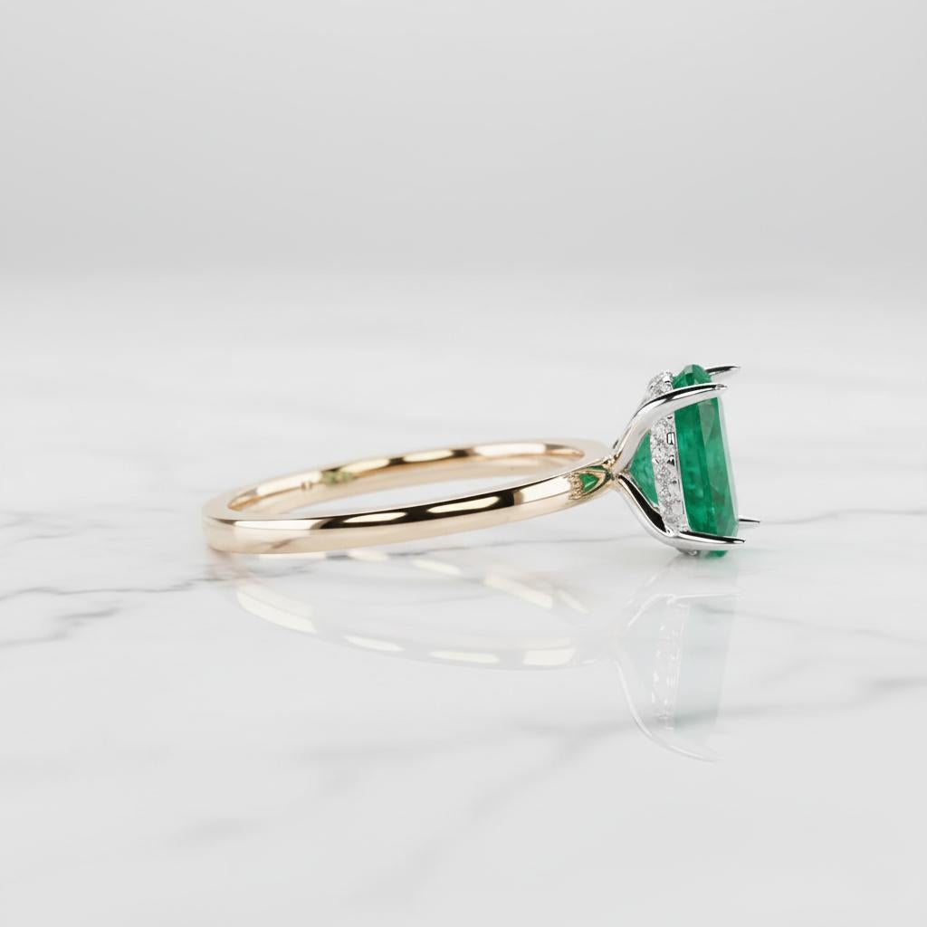 Contemporain Magnifique bague à deux tons en émeraude naturelle de 1,25 carat avec halo caché en vente