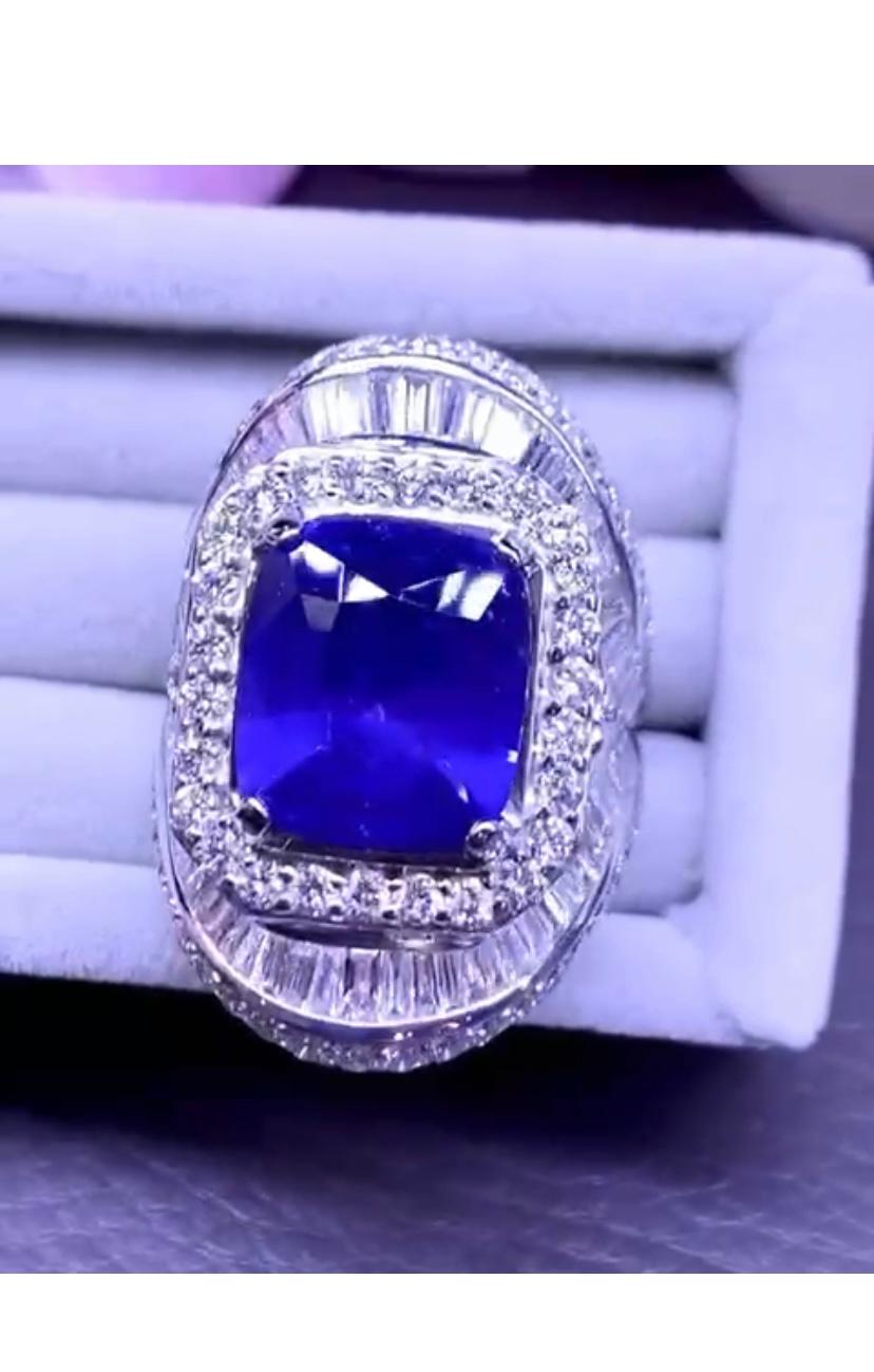 An exquisite and luxurious design handmade, so refined and elegant, for this magnificent ring in 18k gold with a cushion royal blue sapphire of 8,52 carats, fine quality, and baguettes and round brilliant cut diamonds of 3,98 F/VS.
Handcrafted by
