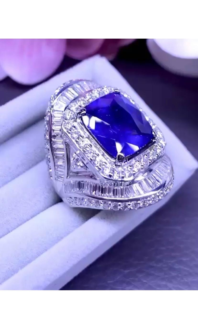 AIG Certified 8.50 Carats Royal Blue Sapphire  3.90 Ct Diamonds 18K Gold Ring  In New Condition For Sale In Massafra, IT
