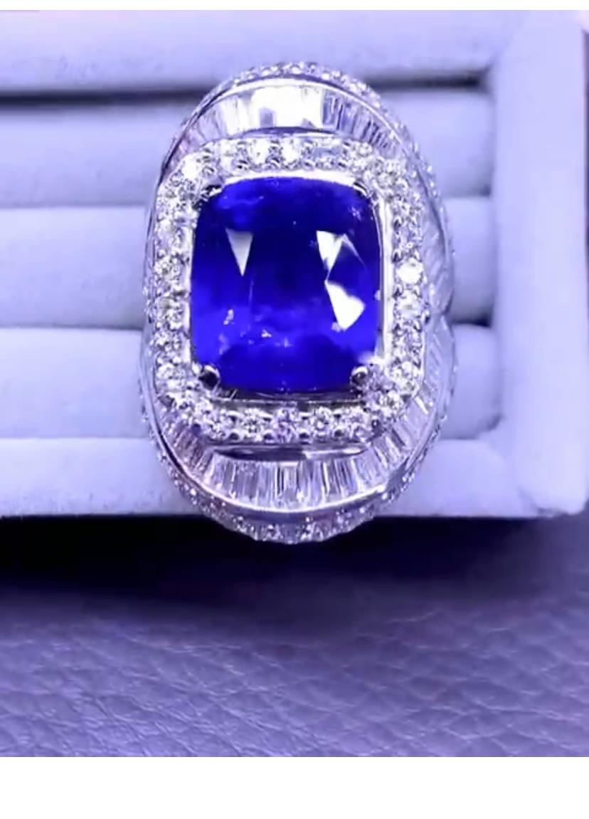 Women's AIG Certified 8.50 Carats Royal Blue Sapphire  3.90 Ct Diamonds 18K Gold Ring  For Sale