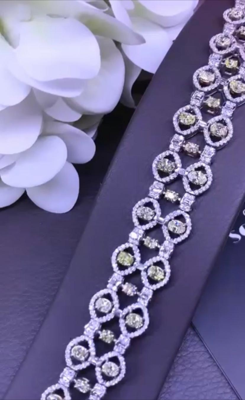 Gorgeous 12.58 carats of fancy diamonds and white diamonds on bracelet  In New Condition For Sale In Massafra, IT