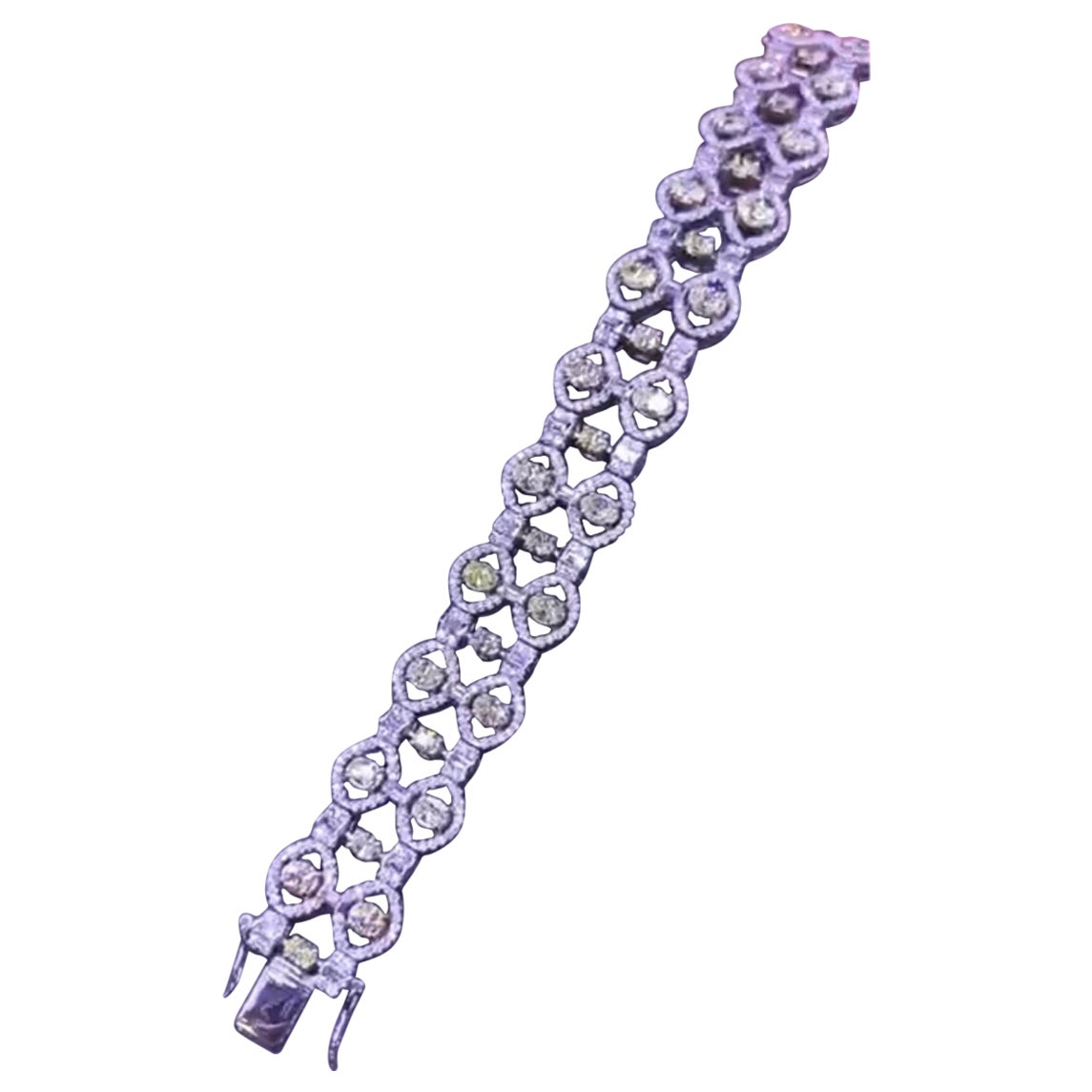 Precioso brazalete de 12,58 quilates de diamantes de fantasía y diamantes blancos en venta