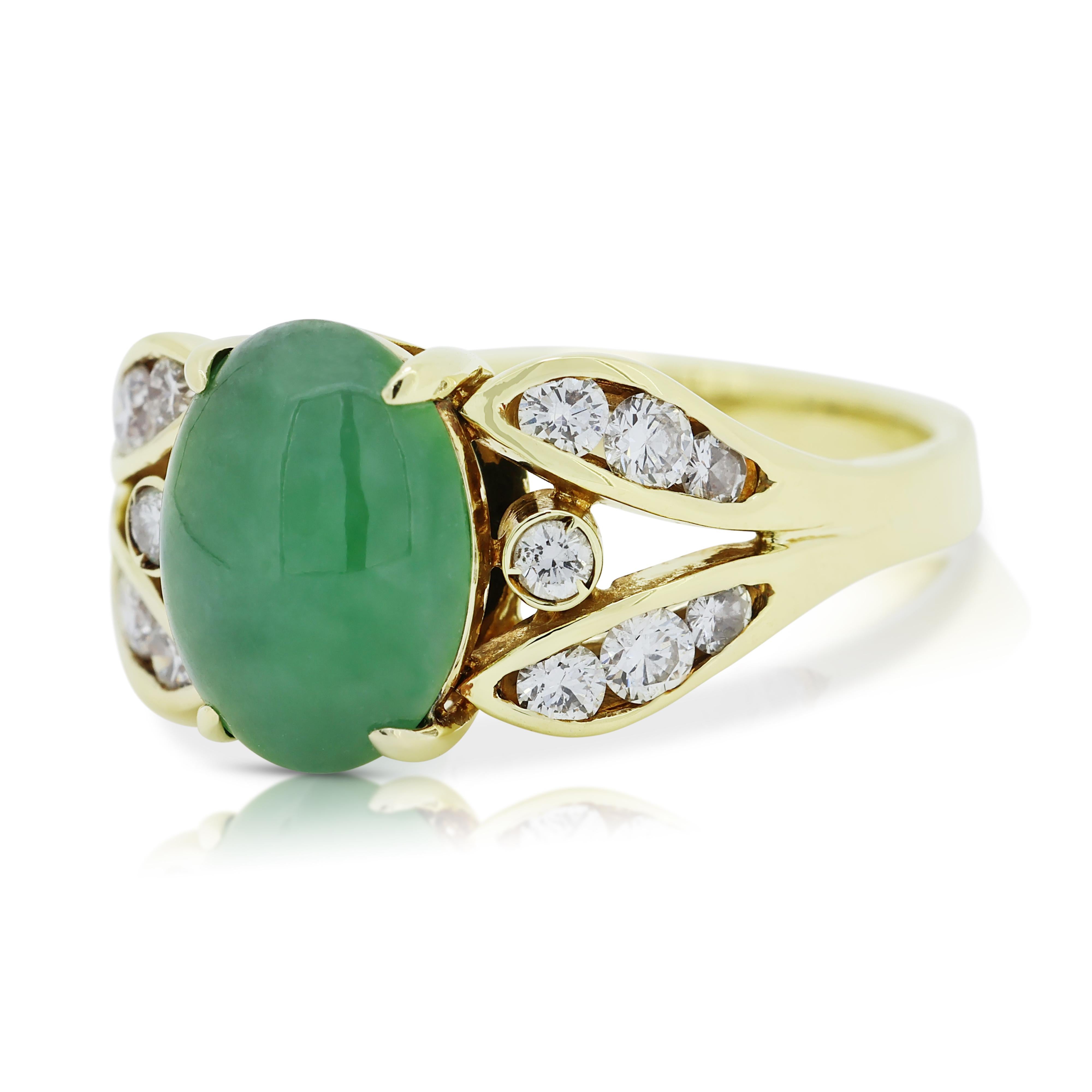 Taille ovale Superbe bague grappe de diamants et de jade de 1,2 carat en or jaune 14 carats en vente