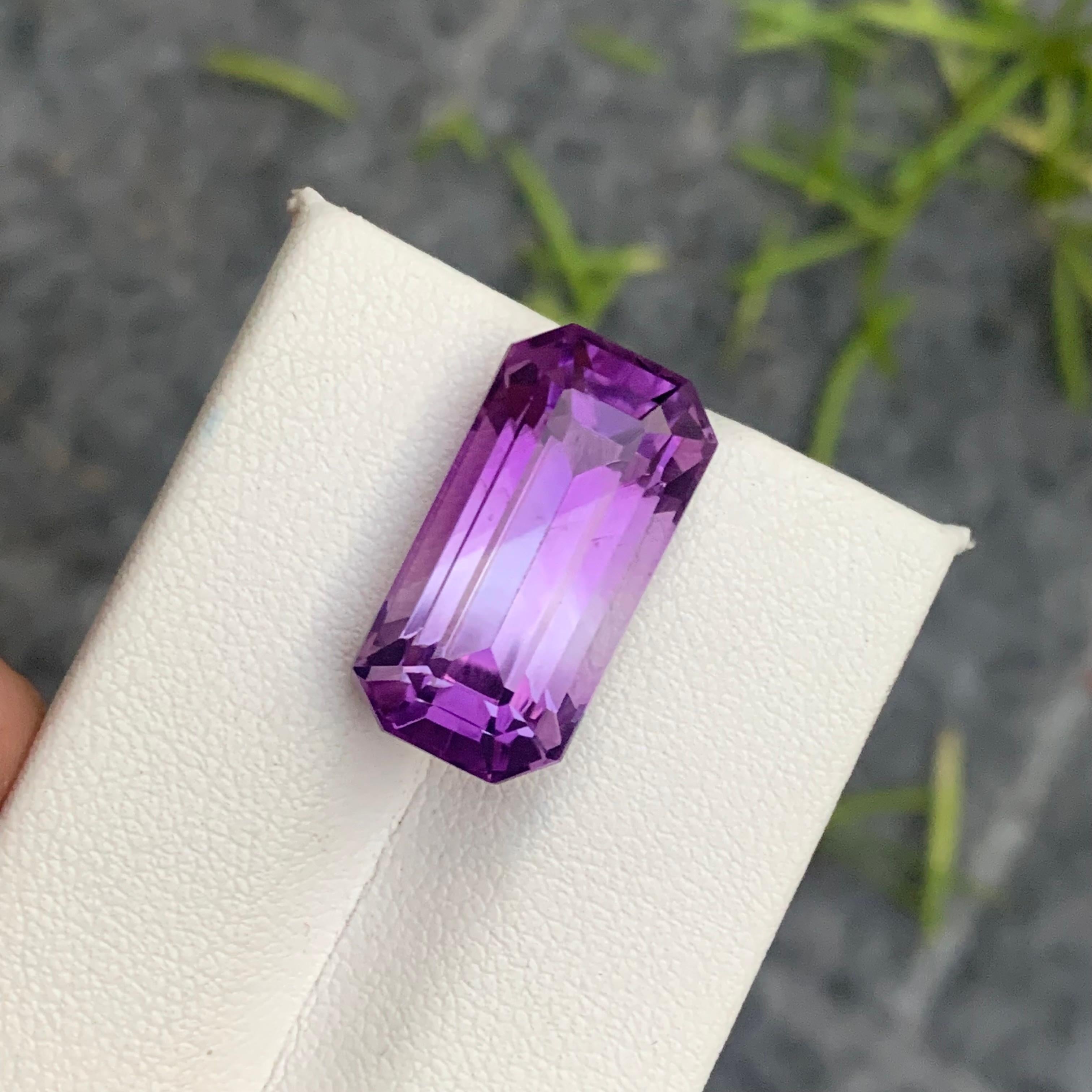 Gorgeous 14 Carat Natural Purple Bicolor Amethyst Long Emerald Cut from Brazil For Sale 2