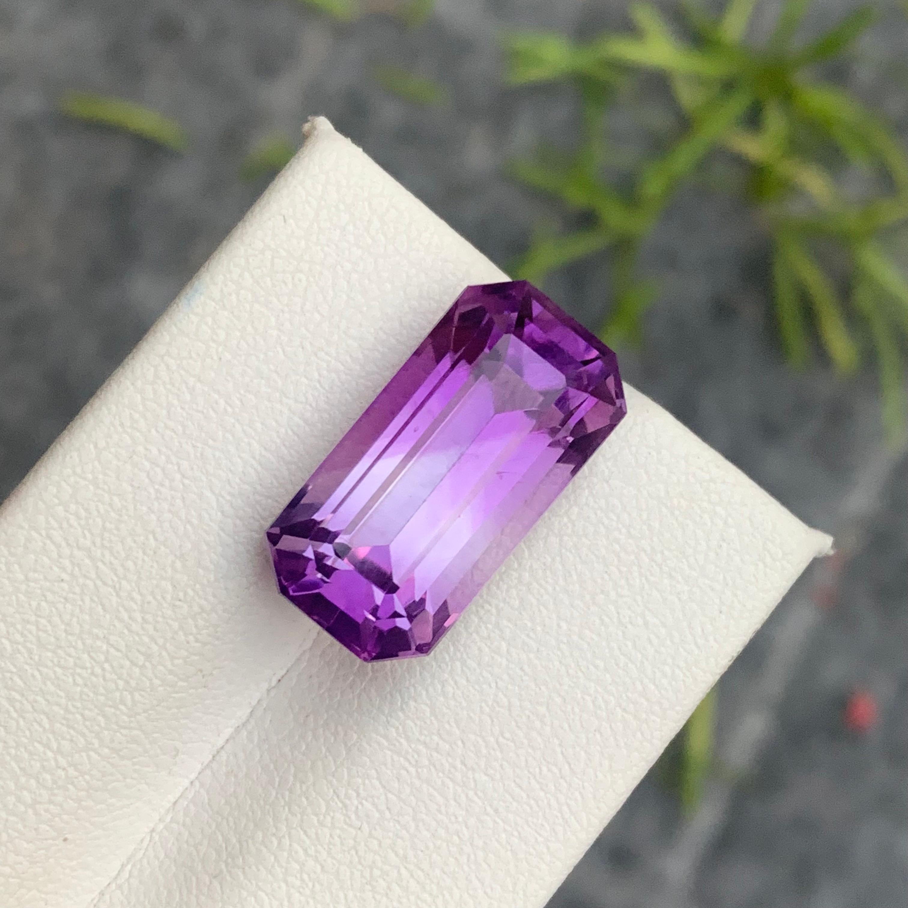 Gorgeous 14 Carat Natural Purple Bicolor Amethyst Long Emerald Cut from Brazil For Sale 3
