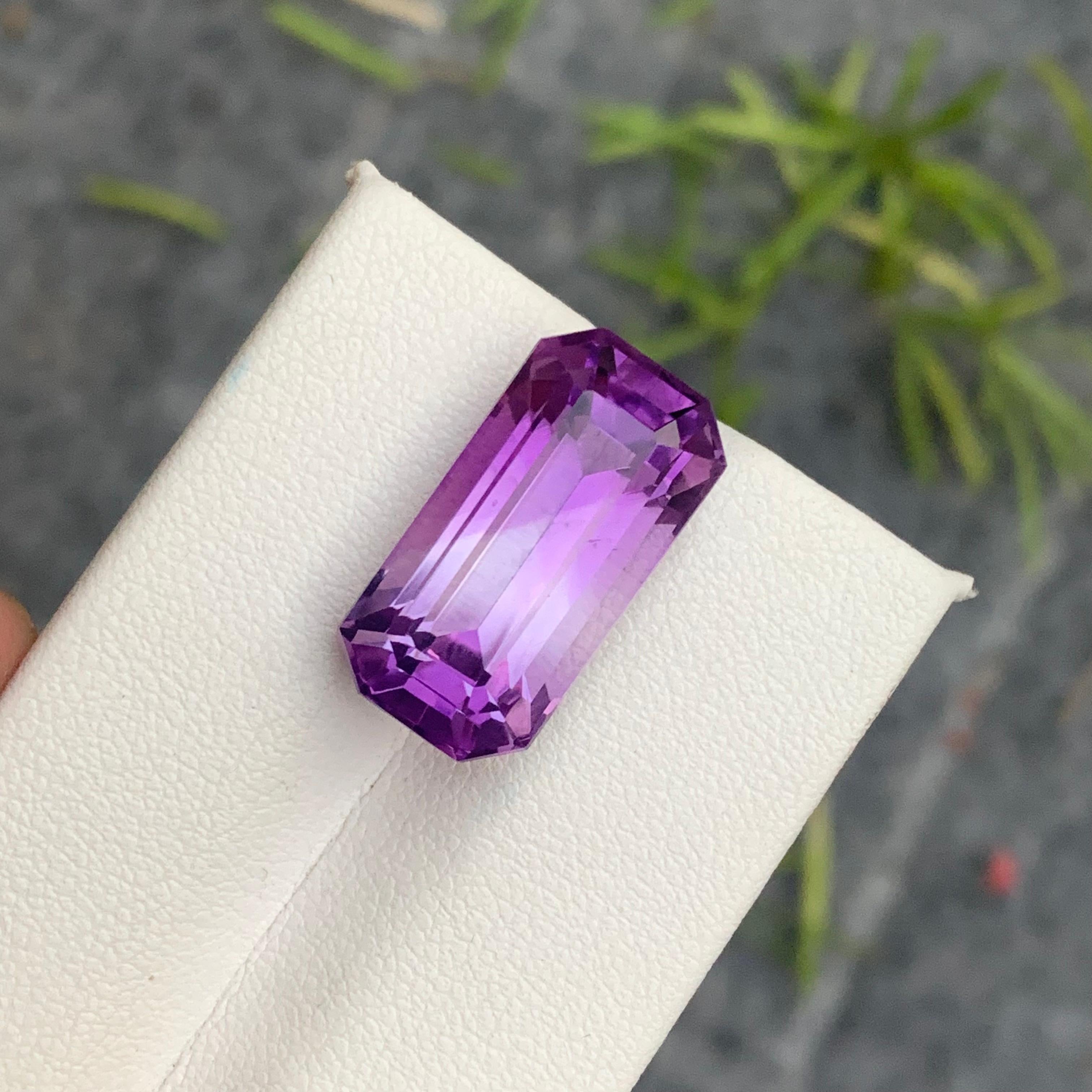 Magnifique améthyste bicolore violette naturelle de 14 carats taillée en émeraude du Brésil en vente 6