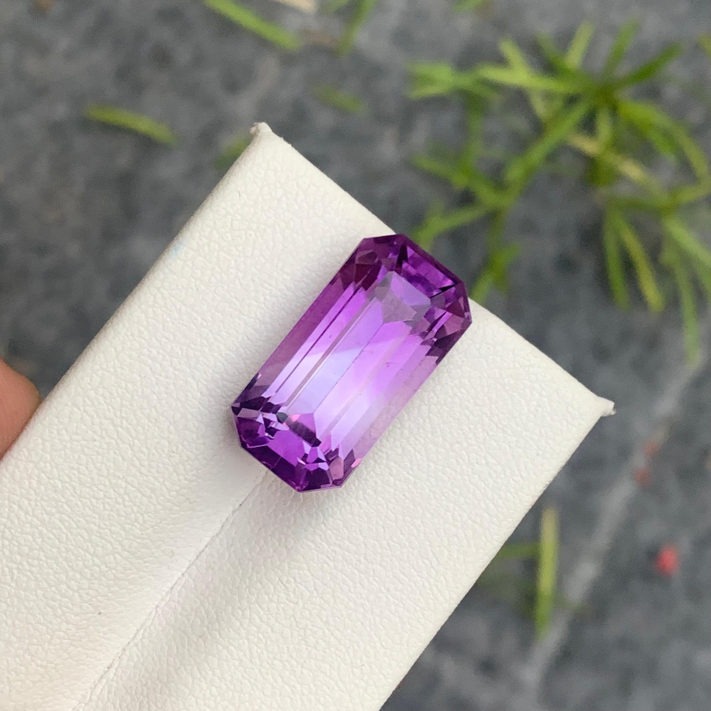 Gorgeous 14 Carat Natural Purple Bicolor Amethyst Long Emerald Cut from Brazil For Sale 5
