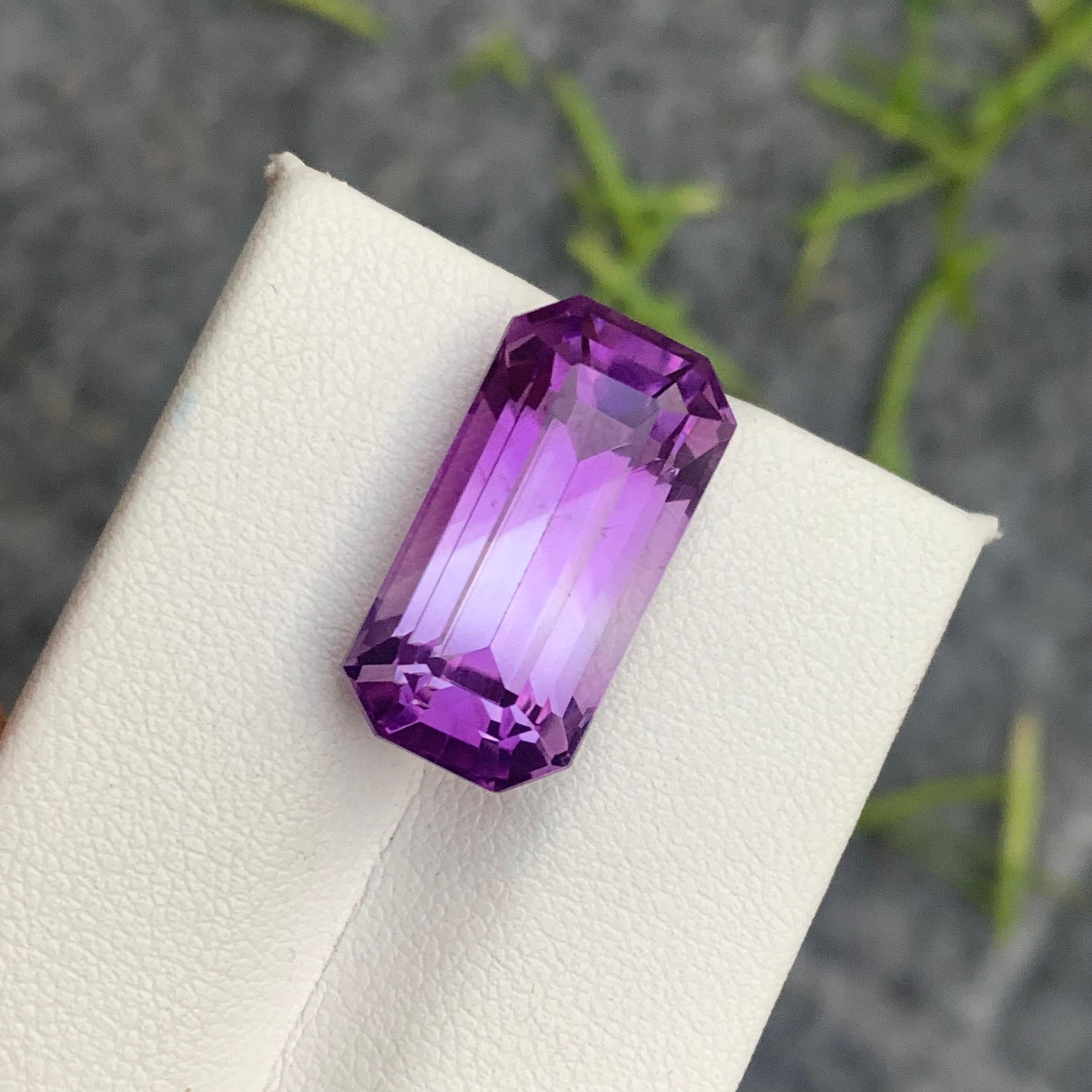 Gorgeous 14 Carat Natural Purple Bicolor Amethyst Long Emerald Cut from Brazil In New Condition For Sale In Peshawar, PK