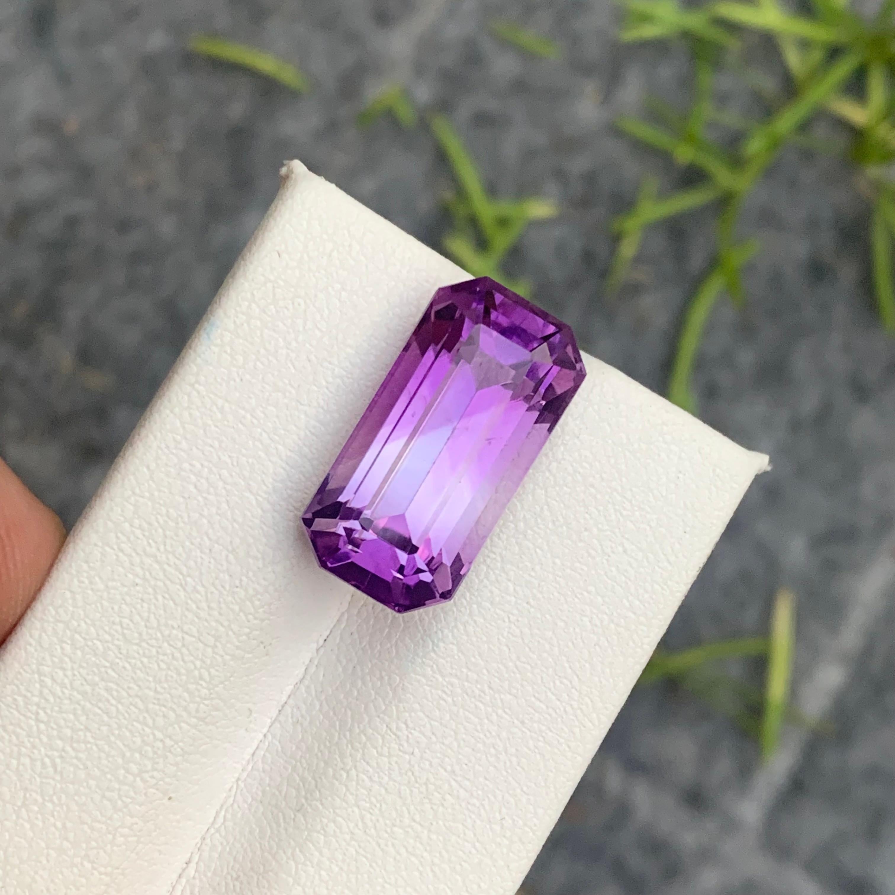 Women's or Men's Gorgeous 14 Carat Natural Purple Bicolor Amethyst Long Emerald Cut from Brazil For Sale