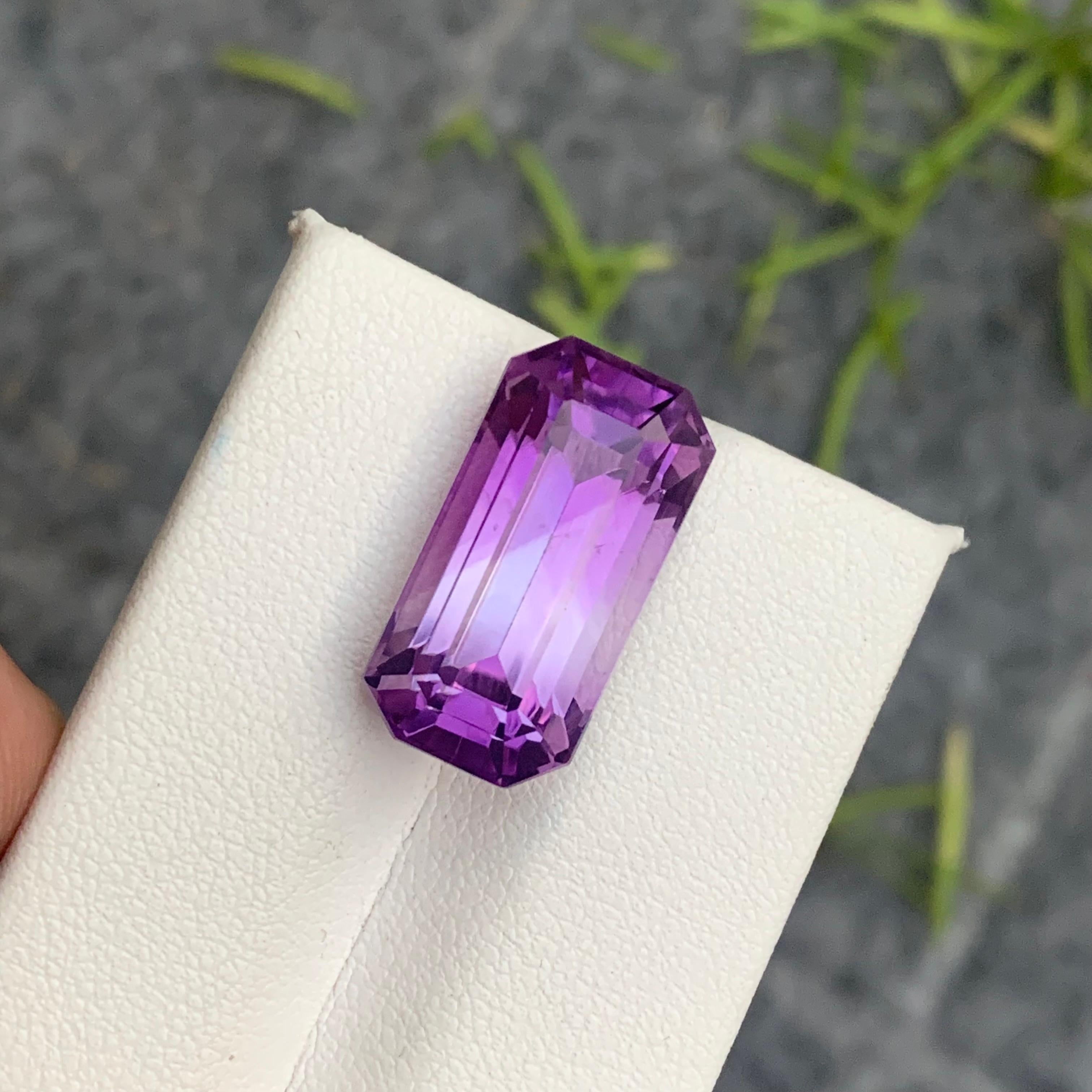 Gorgeous 14 Carat Natural Purple Bicolor Amethyst Long Emerald Cut from Brazil For Sale 1
