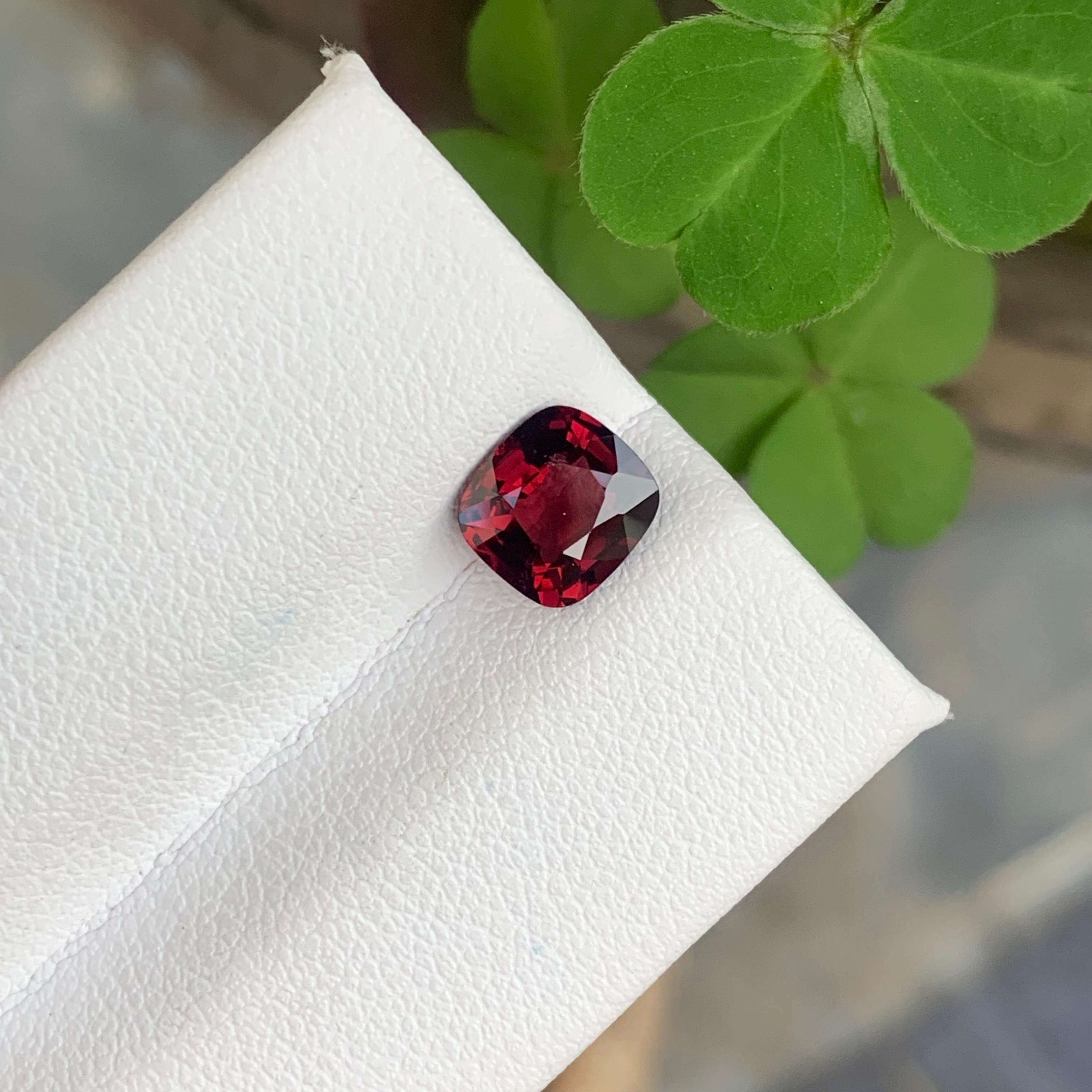 Baroque Superbe pierre précieuse de spinelle de Birmanie rouge naturelle en forme de coussin de 1,40 carat en vente