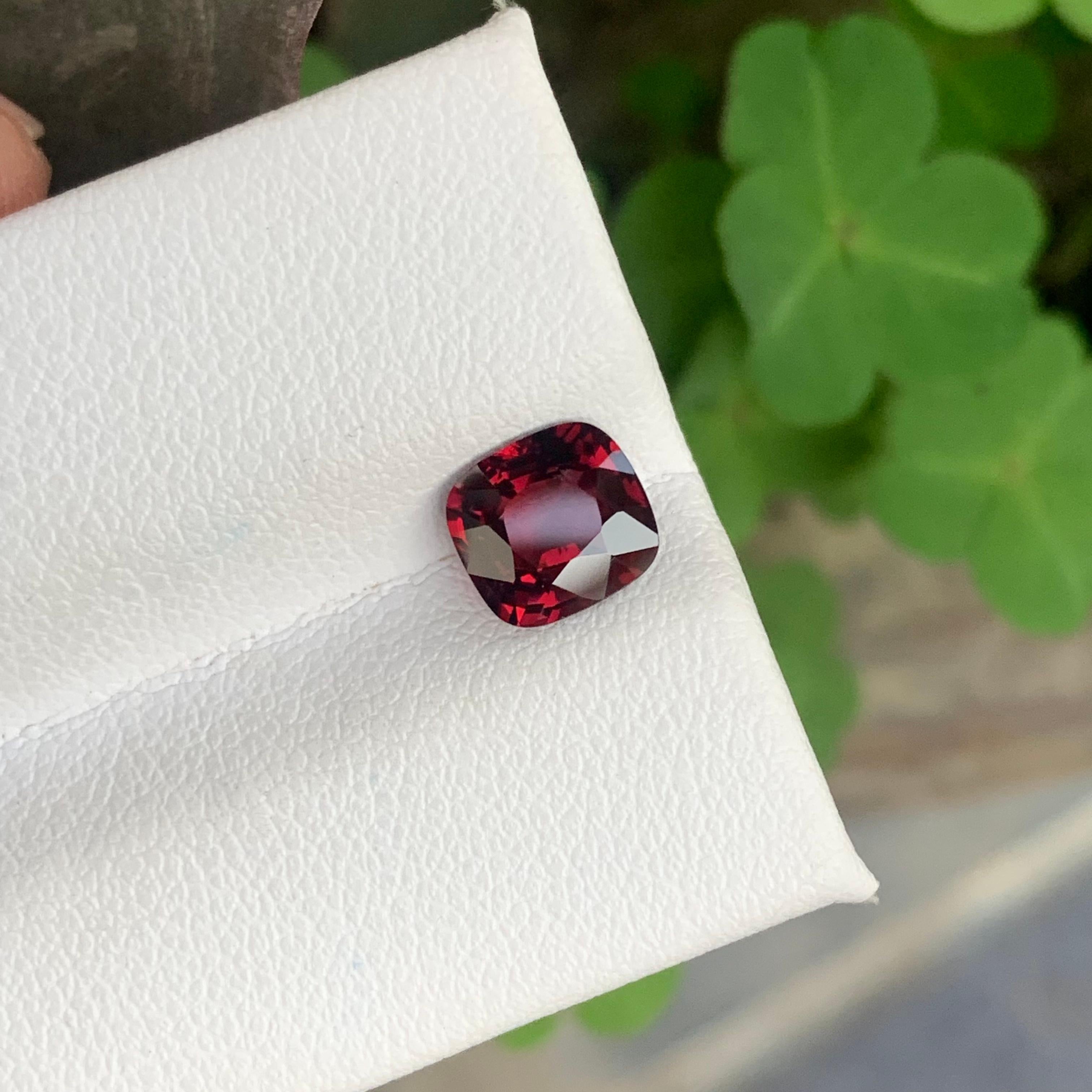Superbe pierre précieuse de spinelle de Birmanie rouge naturelle en forme de coussin de 1,40 carat  en vente 1