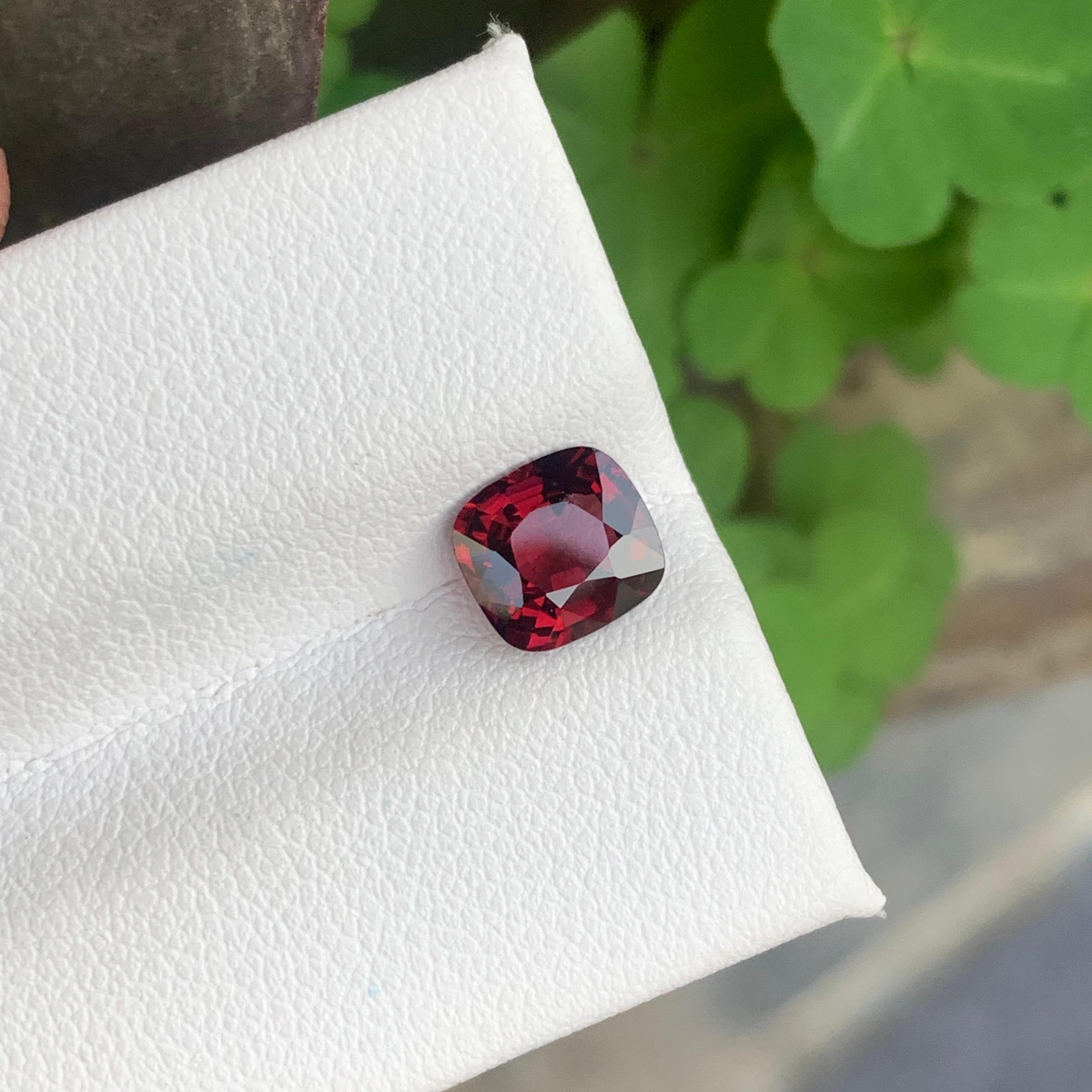 Superbe pierre précieuse de spinelle de Birmanie rouge naturelle en forme de coussin de 1,40 carat  en vente 3