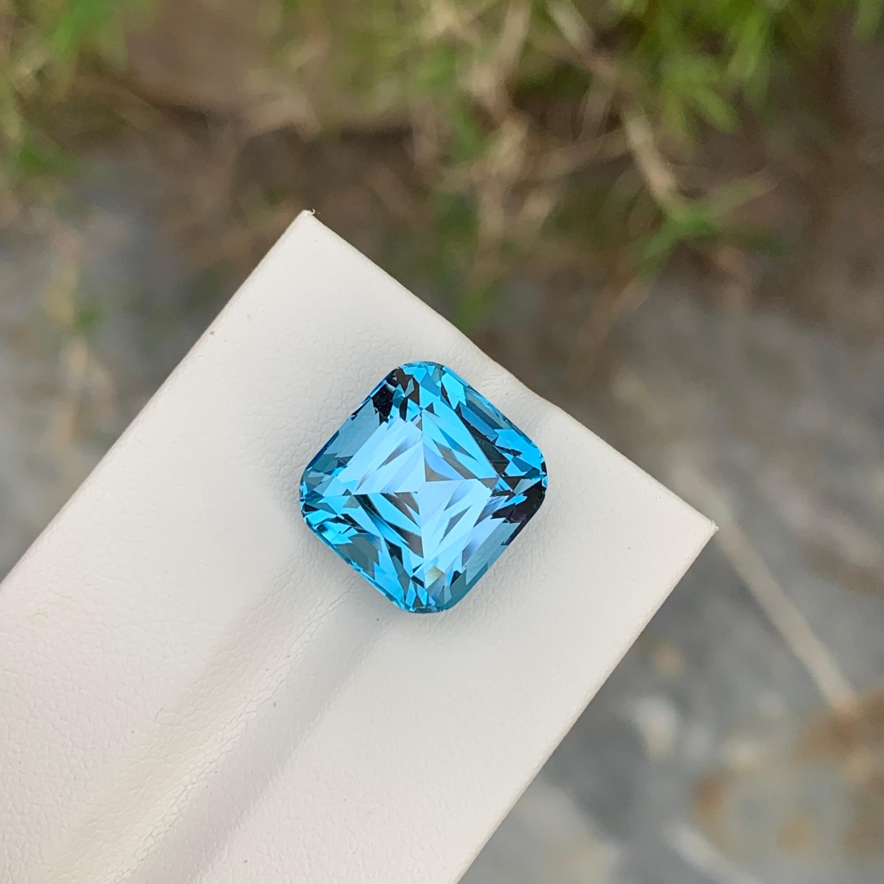 Arts and Crafts Superbe topaze bleu ciel non sertie de 14,70 carats, taille coussin parfaite en vente