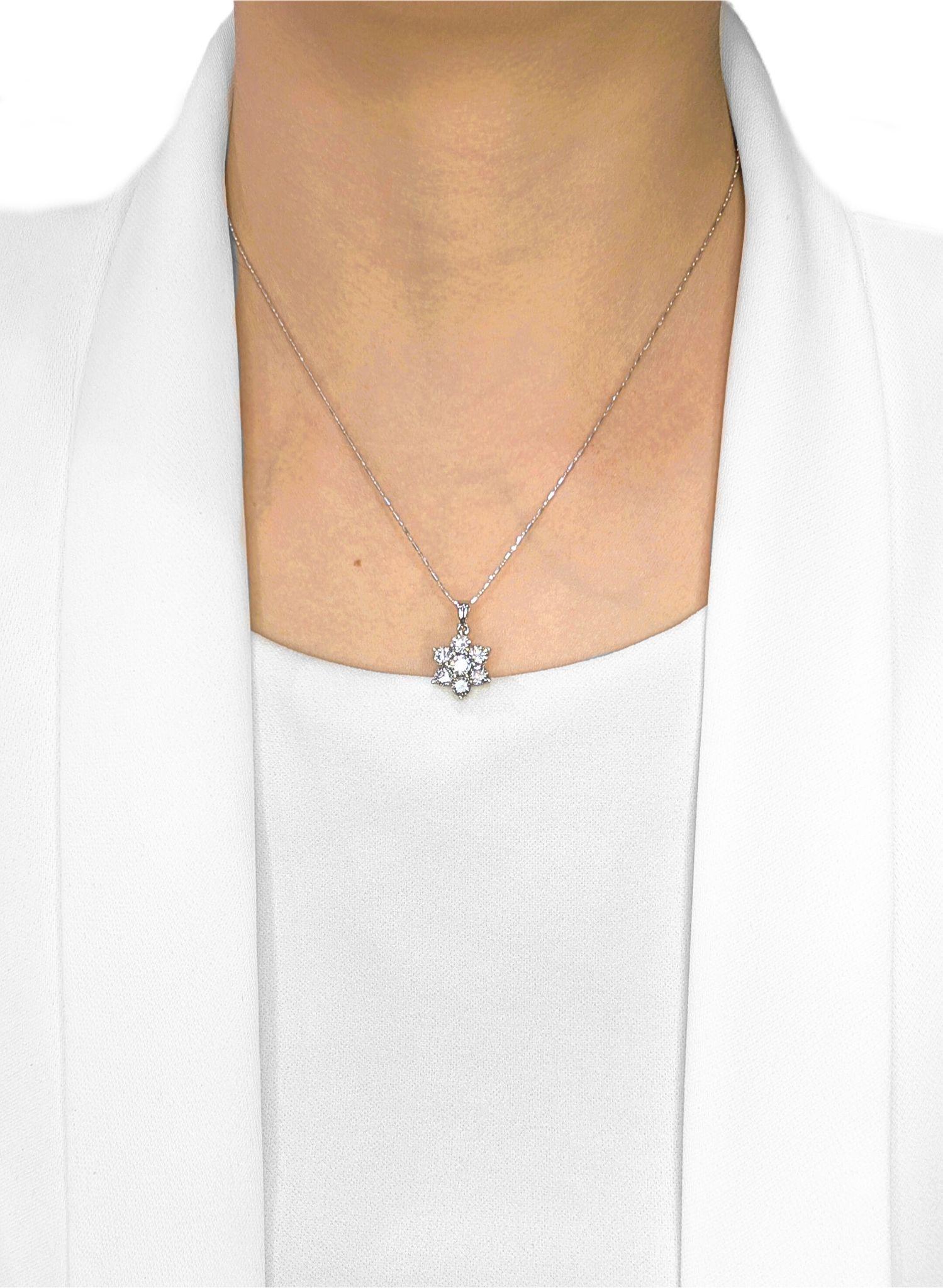 Dieser strahlende und zeitlose Anhänger aus 18 Karat Weißgold hat ein anmutiges Blumenmotiv und ist mit 7 runden, natürlichen Brillanten von insgesamt 1,4 Karat besetzt. Mit ihrer Farbe H-I und ihrer Reinheit SI erzeugen die Diamanten ein fesselndes