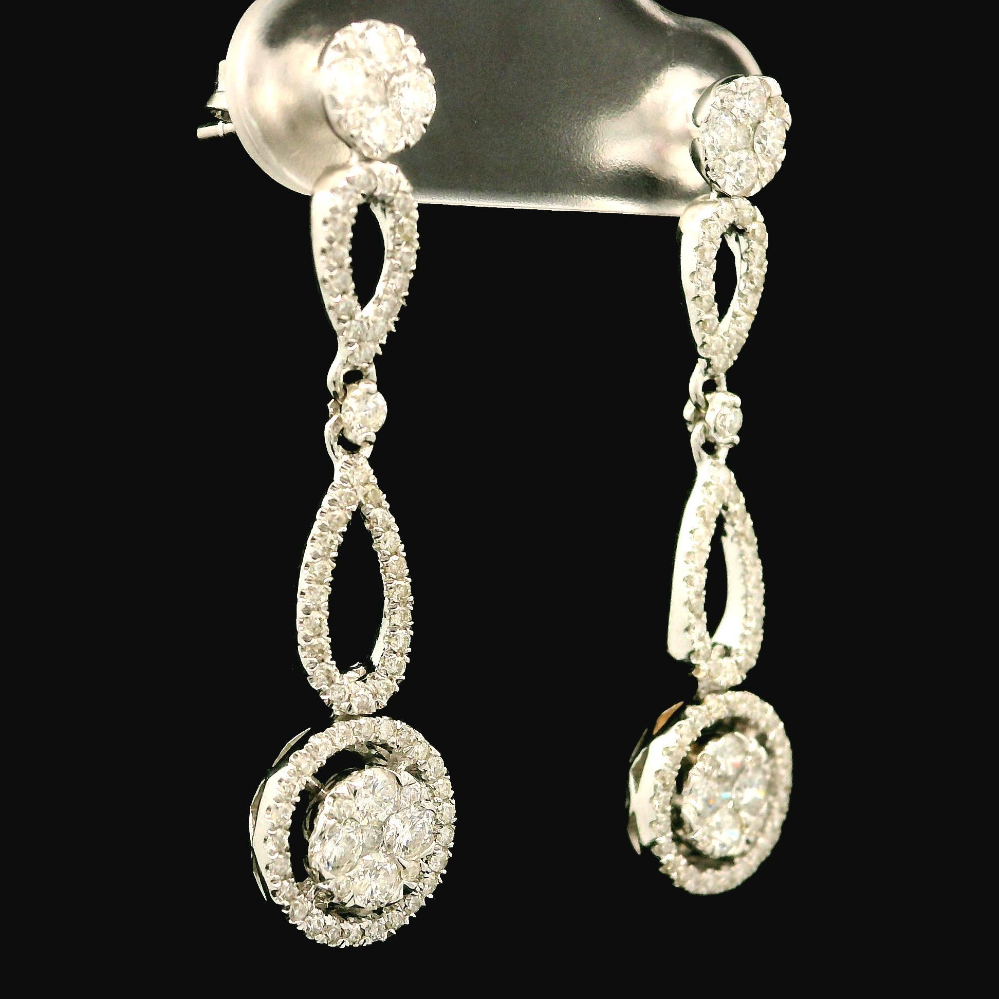 -A. Stone...
160 diamanti naturali autentici - taglio rotondo brillante - incastonati - colore G/H - purezza SI1-I2 - 1,30ctw circa.

Materiale: Oro bianco 14K
Peso: 3,87 grammi
Fondello: Perno con chiusura a farfalla (è necessario avere le orecchie