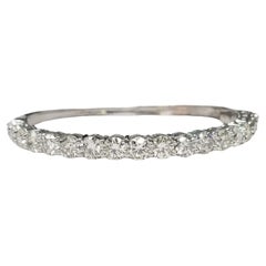 Magnifique bracelet "Bangle" en or blanc 14k avec diamants pesant 9,30 carats.