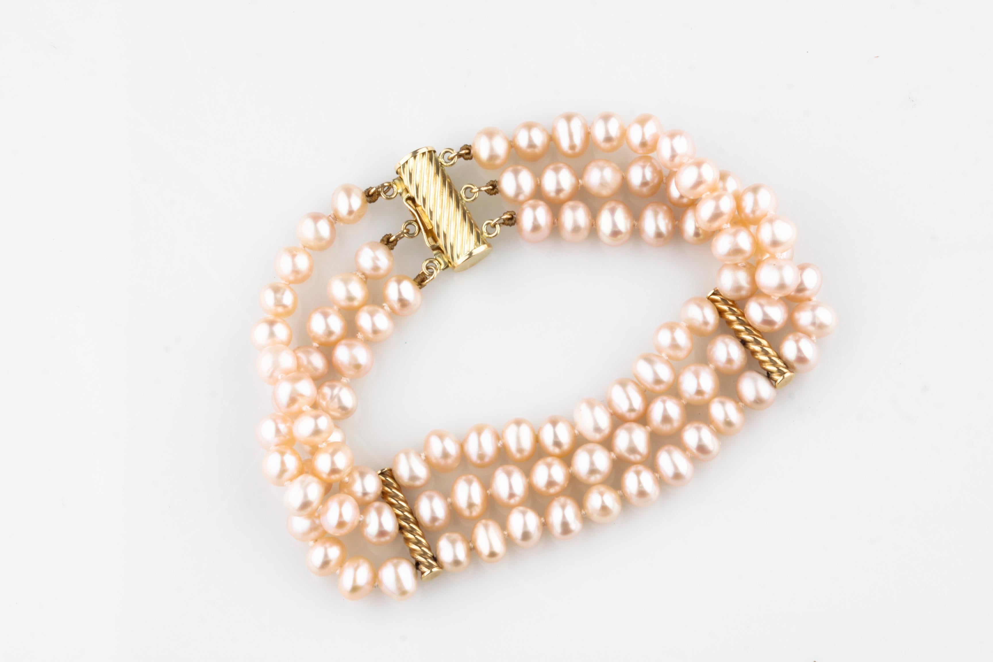 Wunderschönes 14k Gelbgold 3-reihiges Perlenstrang-Armband 7,5 lang (Moderne) im Angebot