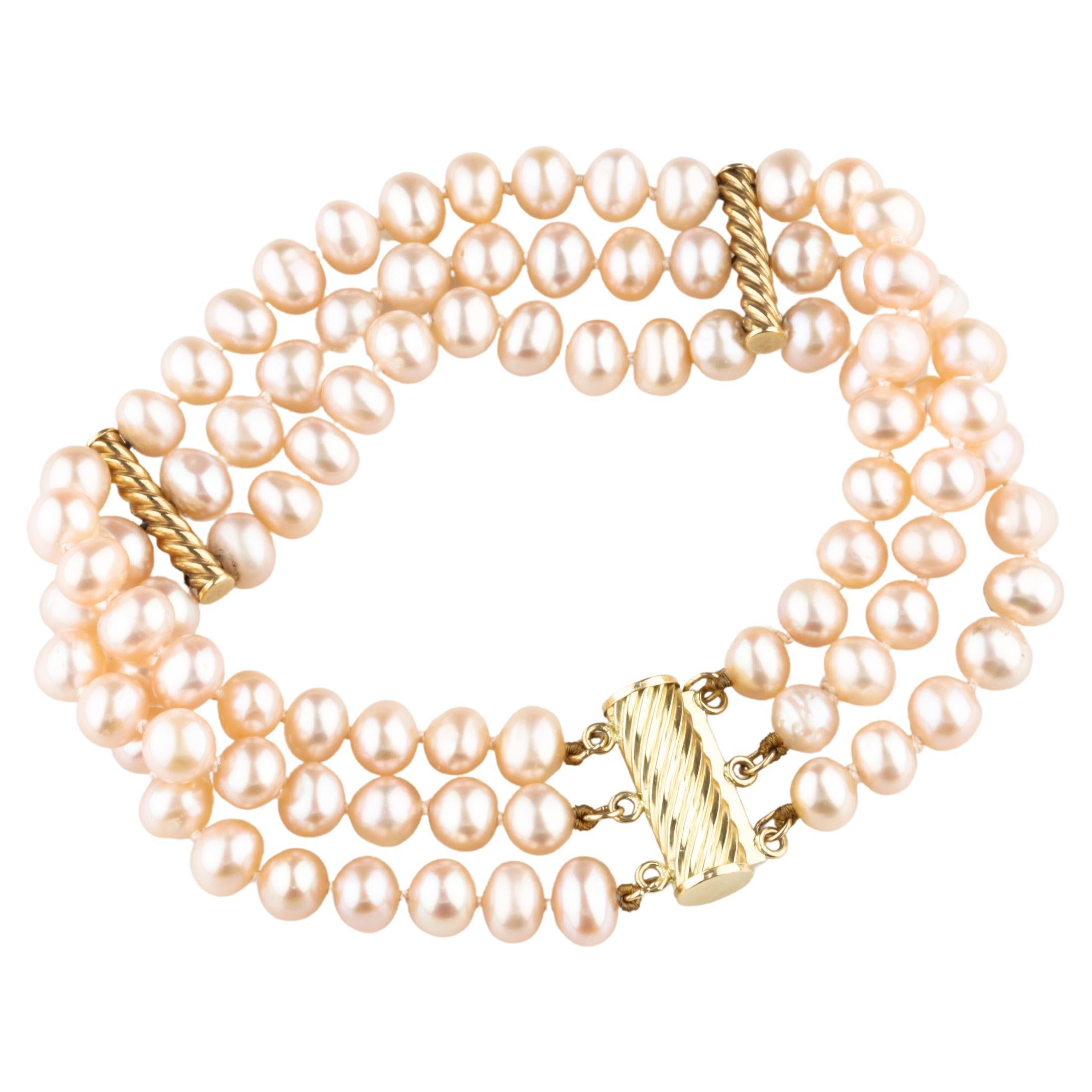 Superbe bracelet en or jaune 14 carats à trois rangs de perles, d'une longueur de 7,5 cm. en vente
