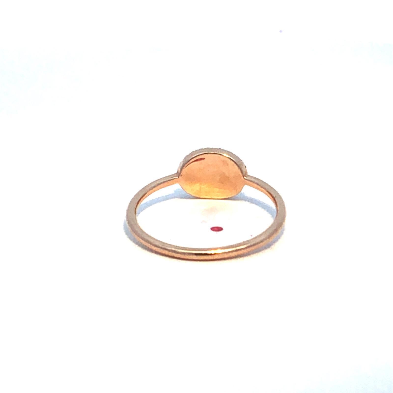 Taglio rotondo Splendido anello a grappolo di diamanti naturali ovali in oro giallo Rosie 14k in vendita