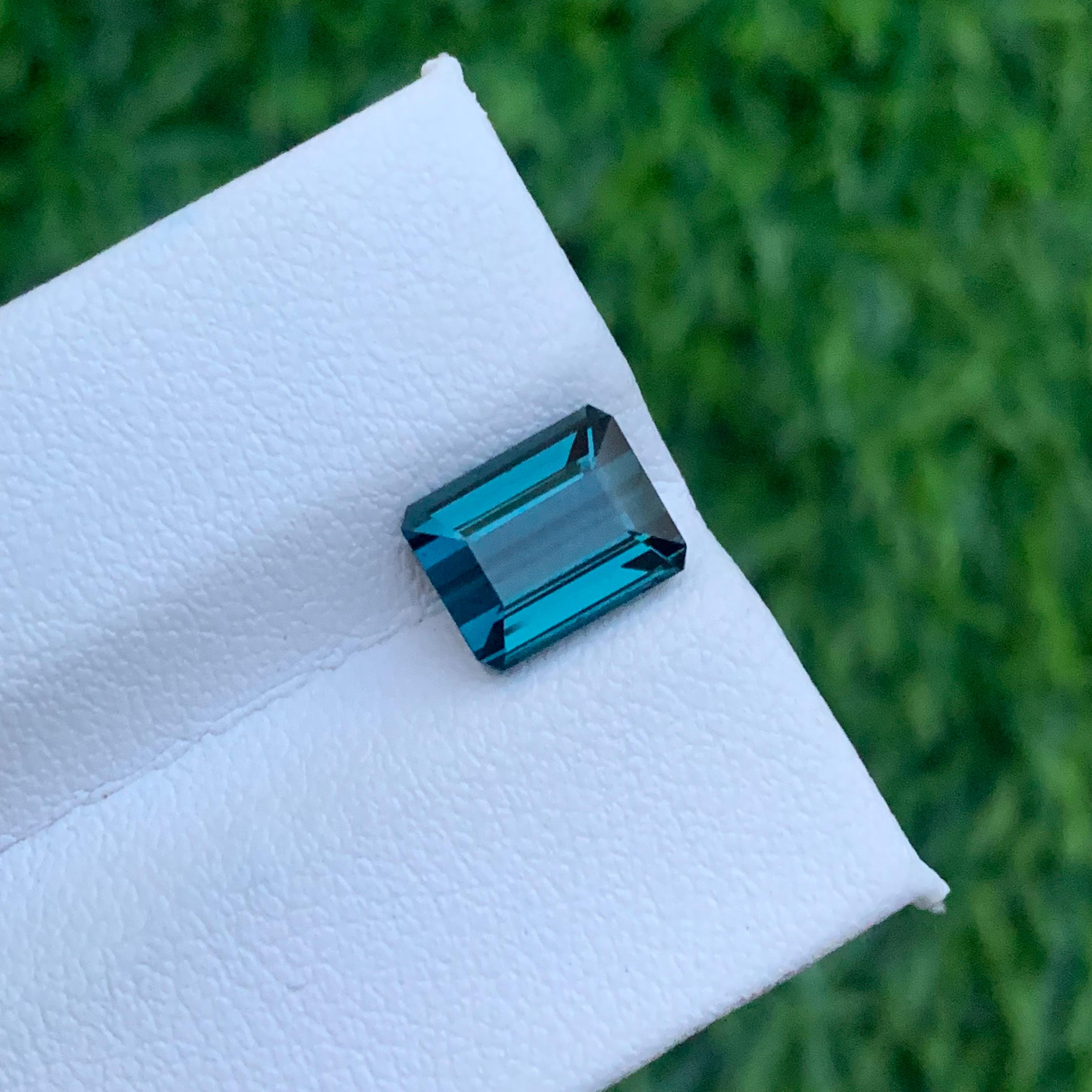 Superbe tourmaline indicolite bleue naturelle non sertie de 1,50 carat taille émeraude en vente 4