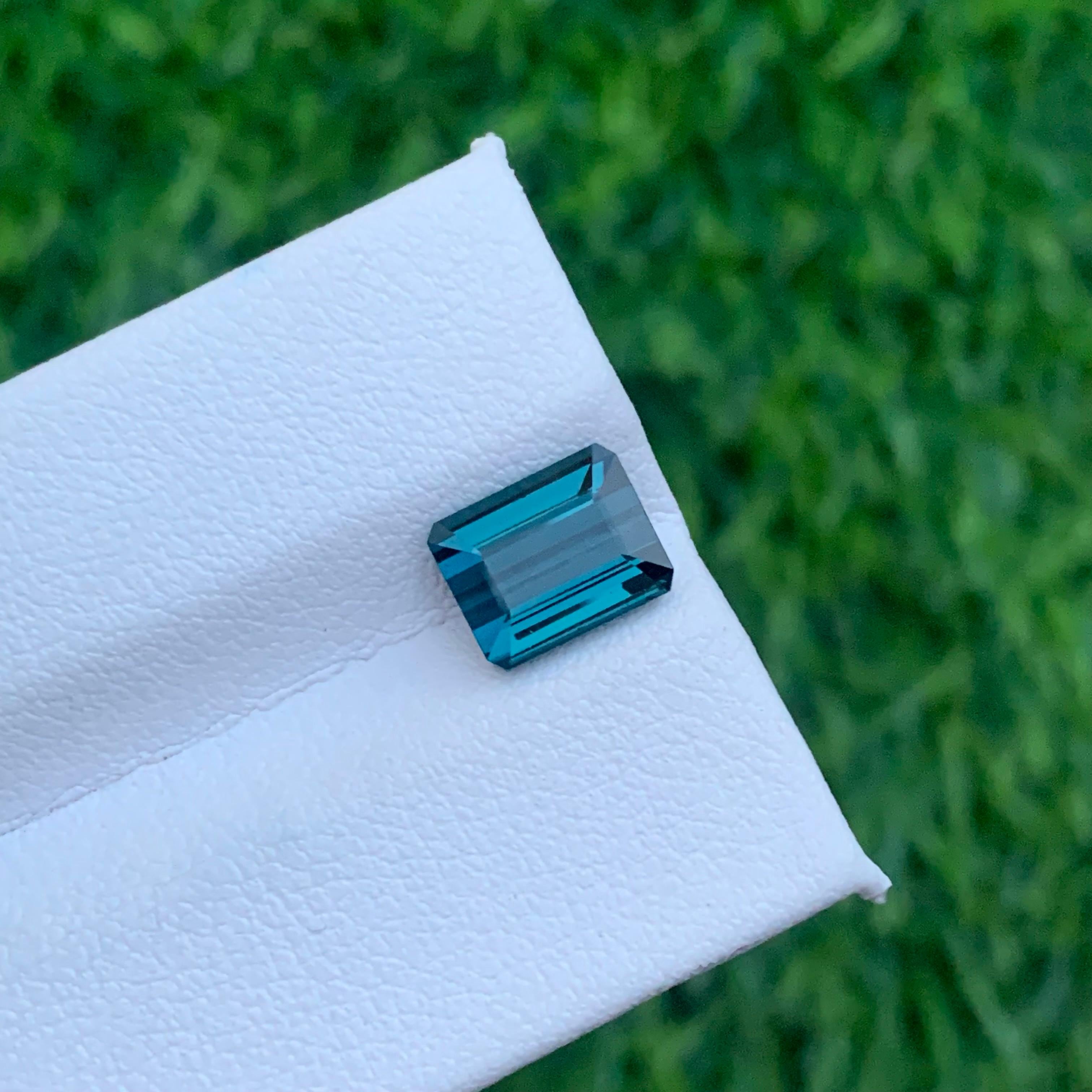 Superbe tourmaline indicolite bleue naturelle non sertie de 1,50 carat taille émeraude en vente 6