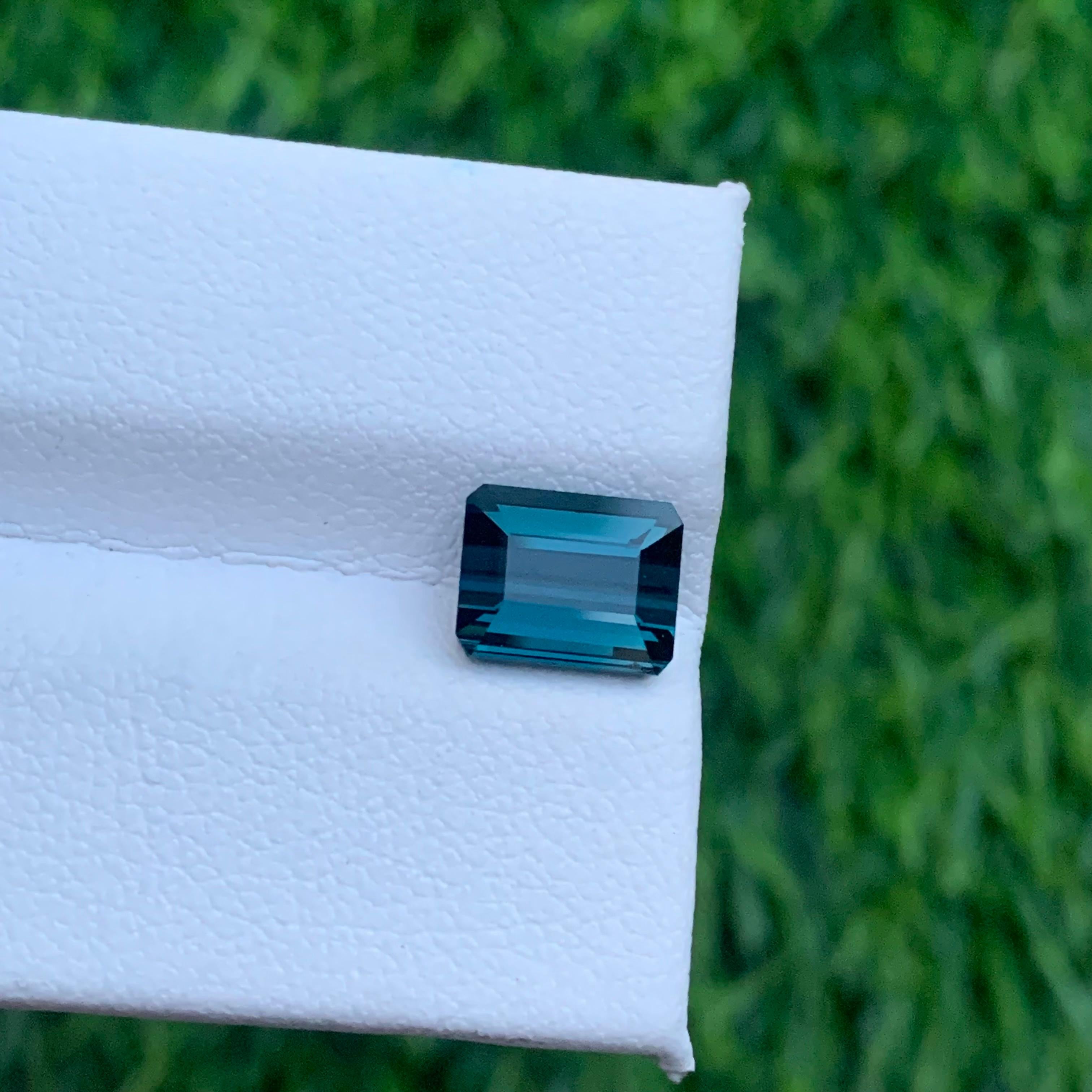 Superbe tourmaline indicolite bleue naturelle non sertie de 1,50 carat taille émeraude Unisexe en vente