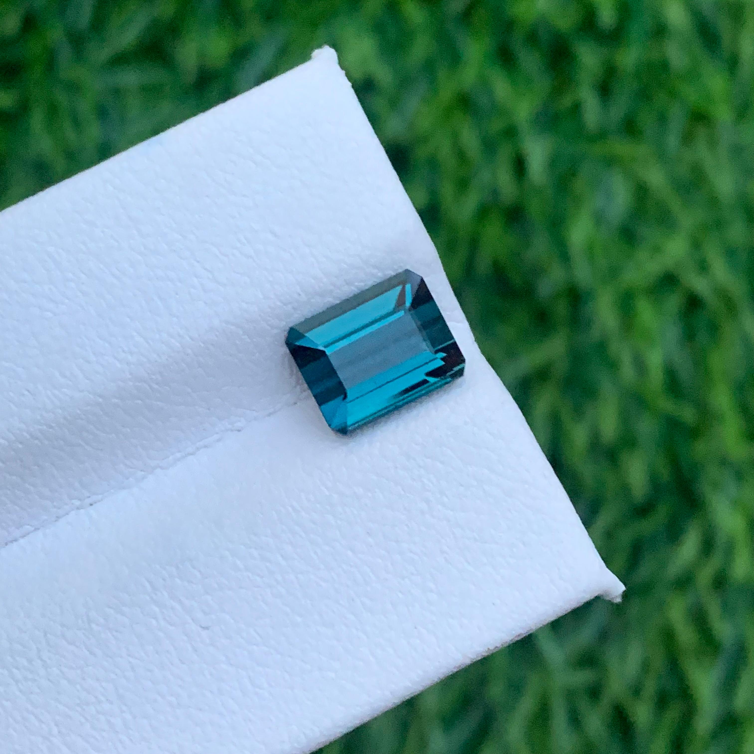 Superbe tourmaline indicolite bleue naturelle non sertie de 1,50 carat taille émeraude en vente 3