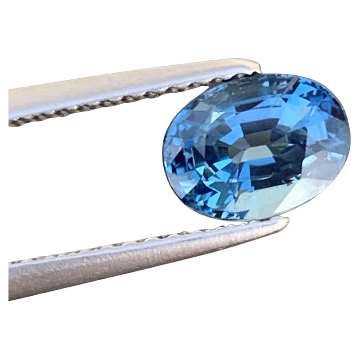 Magnifique pierre précieuse tanzanite bleue naturelle de forme ovale de 1,50 carat 