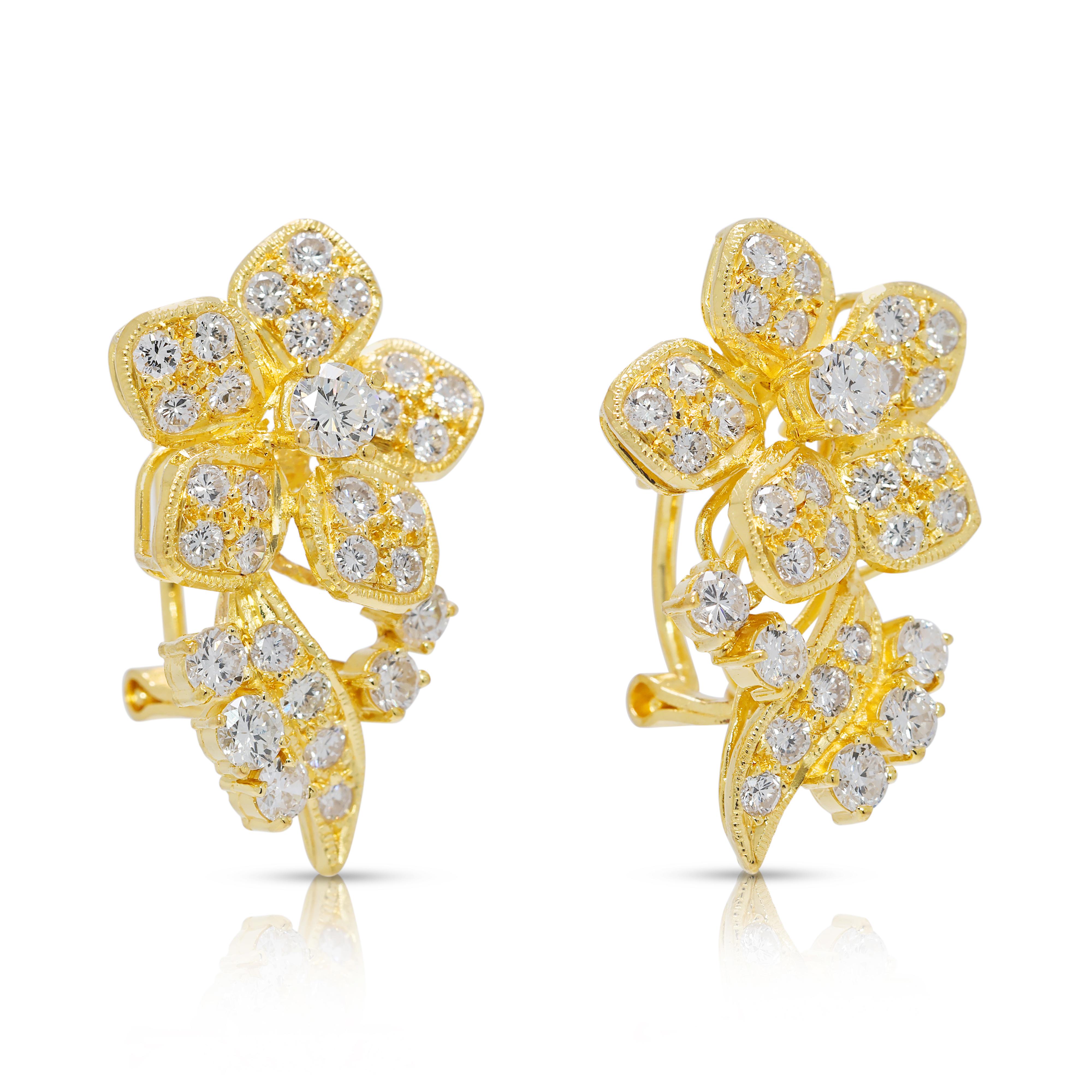 Taille ronde Superbes boucles d'oreilles en or jaune 20K avec diamant naturel de 1,50ct en vente