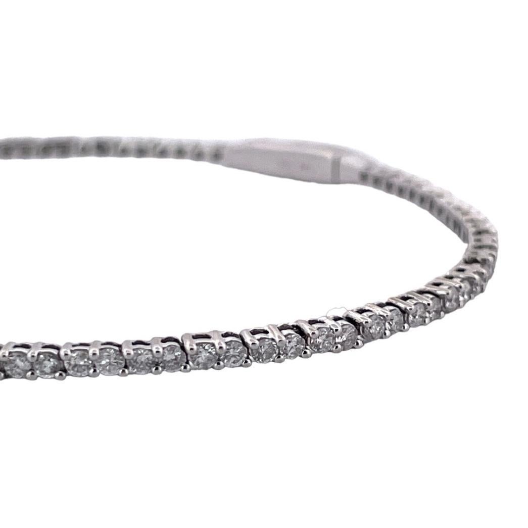 Le bracelet de tennis en or blanc 14 carats avec diamants naturels est conçu pour être à la fois élégant et durable. Cette pièce allie harmonieusement l'aspect pratique et la sophistication. Ornée de diamants naturels étincelants sertis dans de l'or